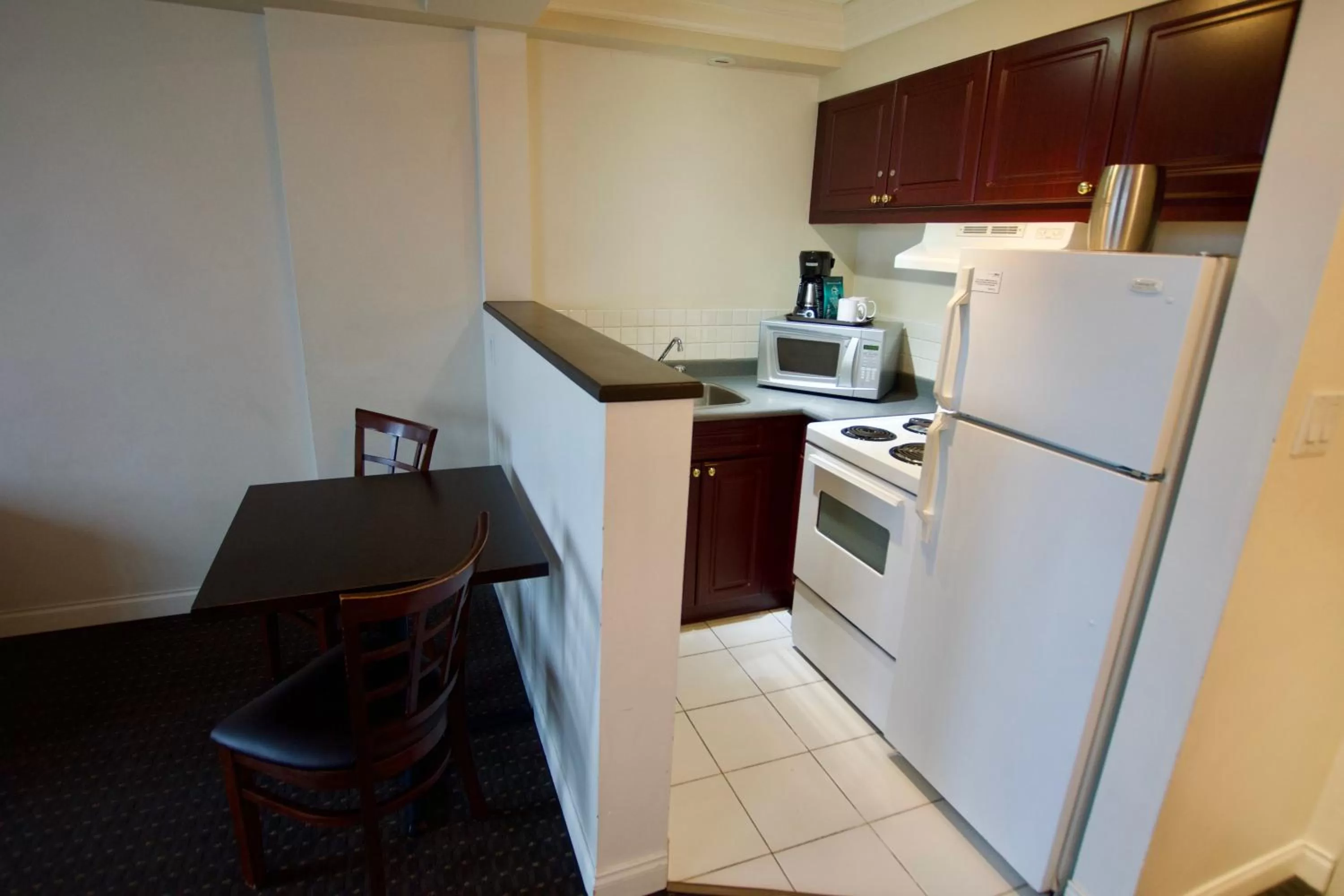 Coffee/tea facilities in Century Plaza Hotel