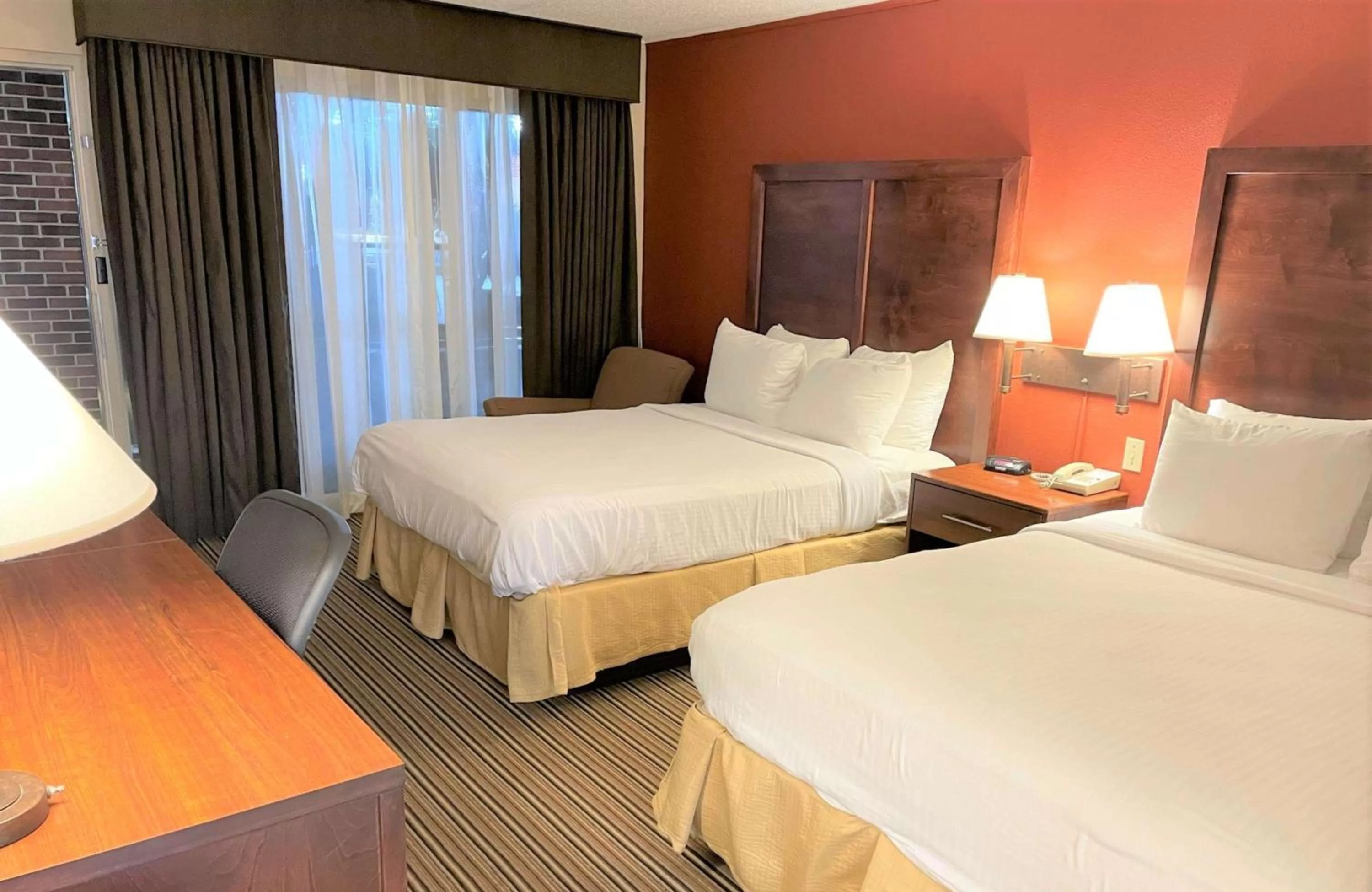 Bedroom, Bed in Crossroads Hotel & Event Center