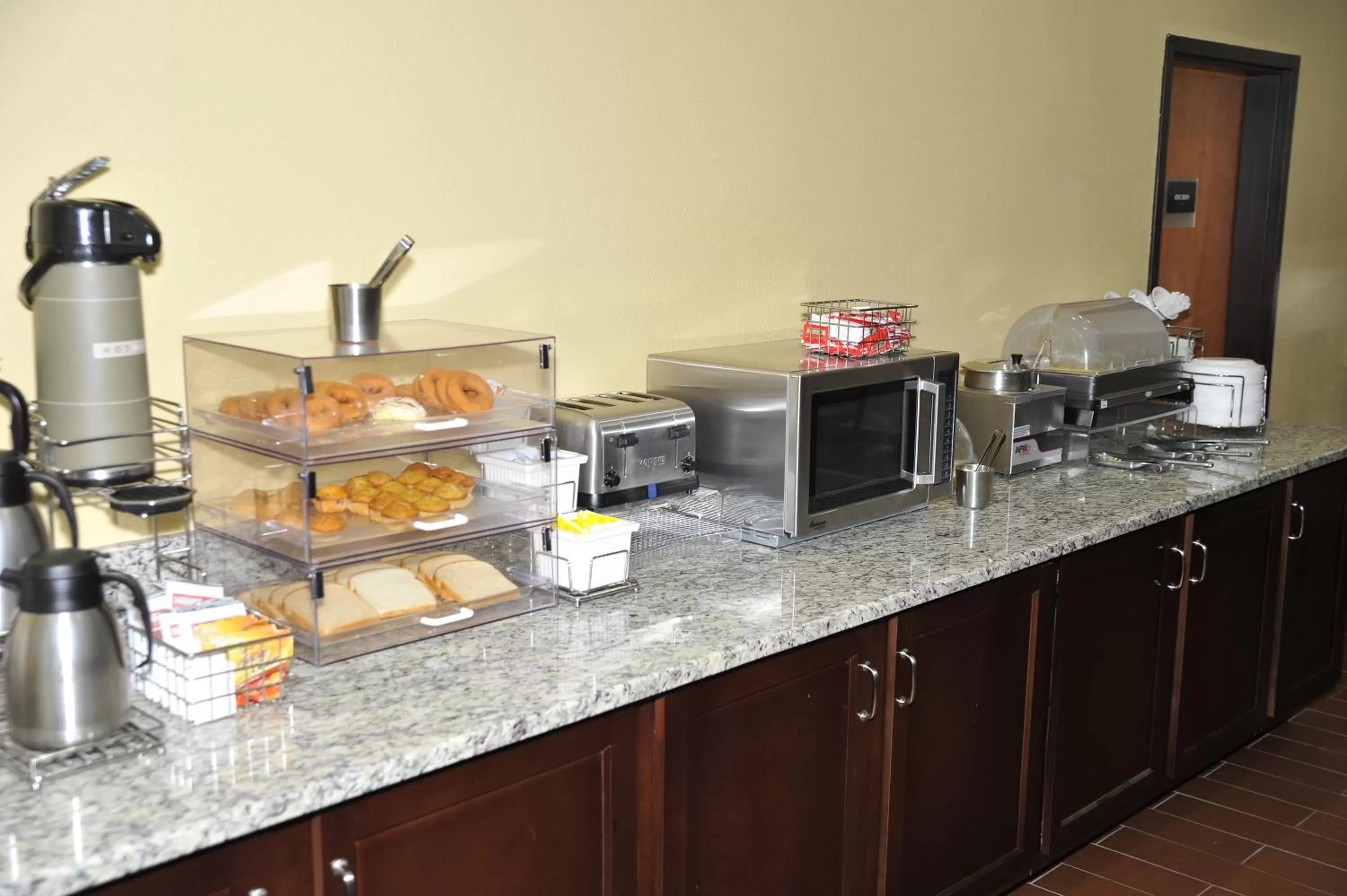 Communal kitchen in Wingate by Wyndham Bowling Green