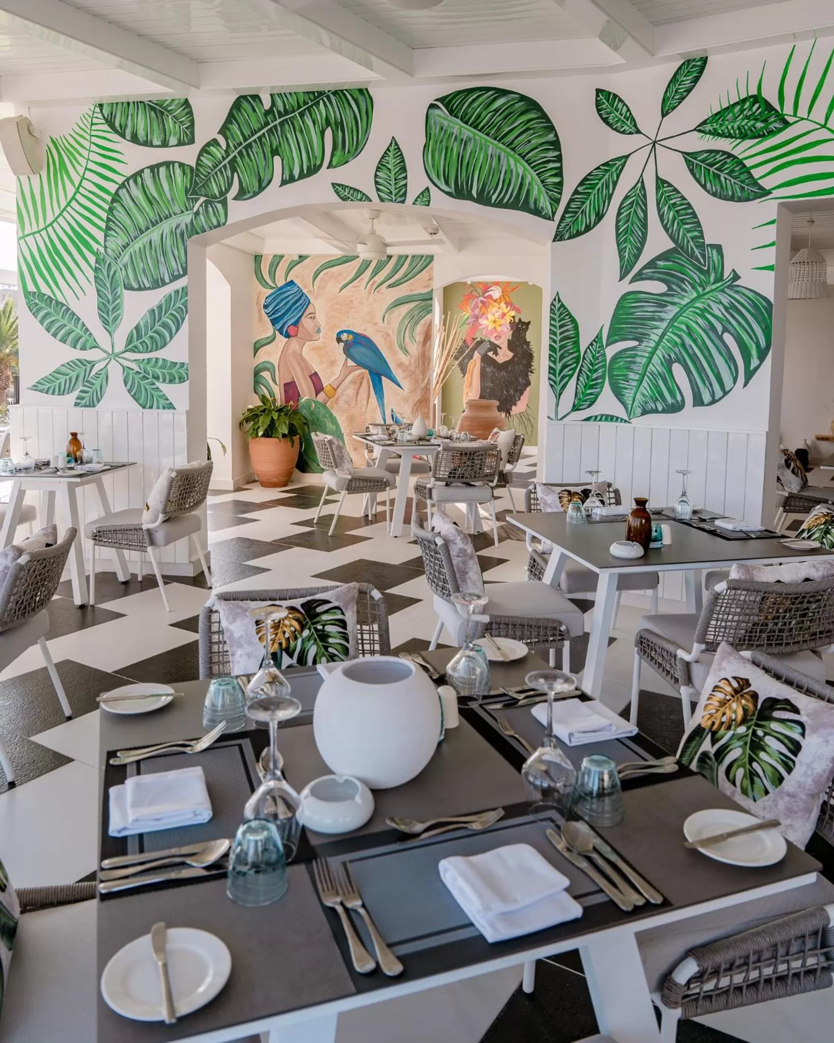 Food and drinks in Fort Arabesque Resort, Spa & Villas