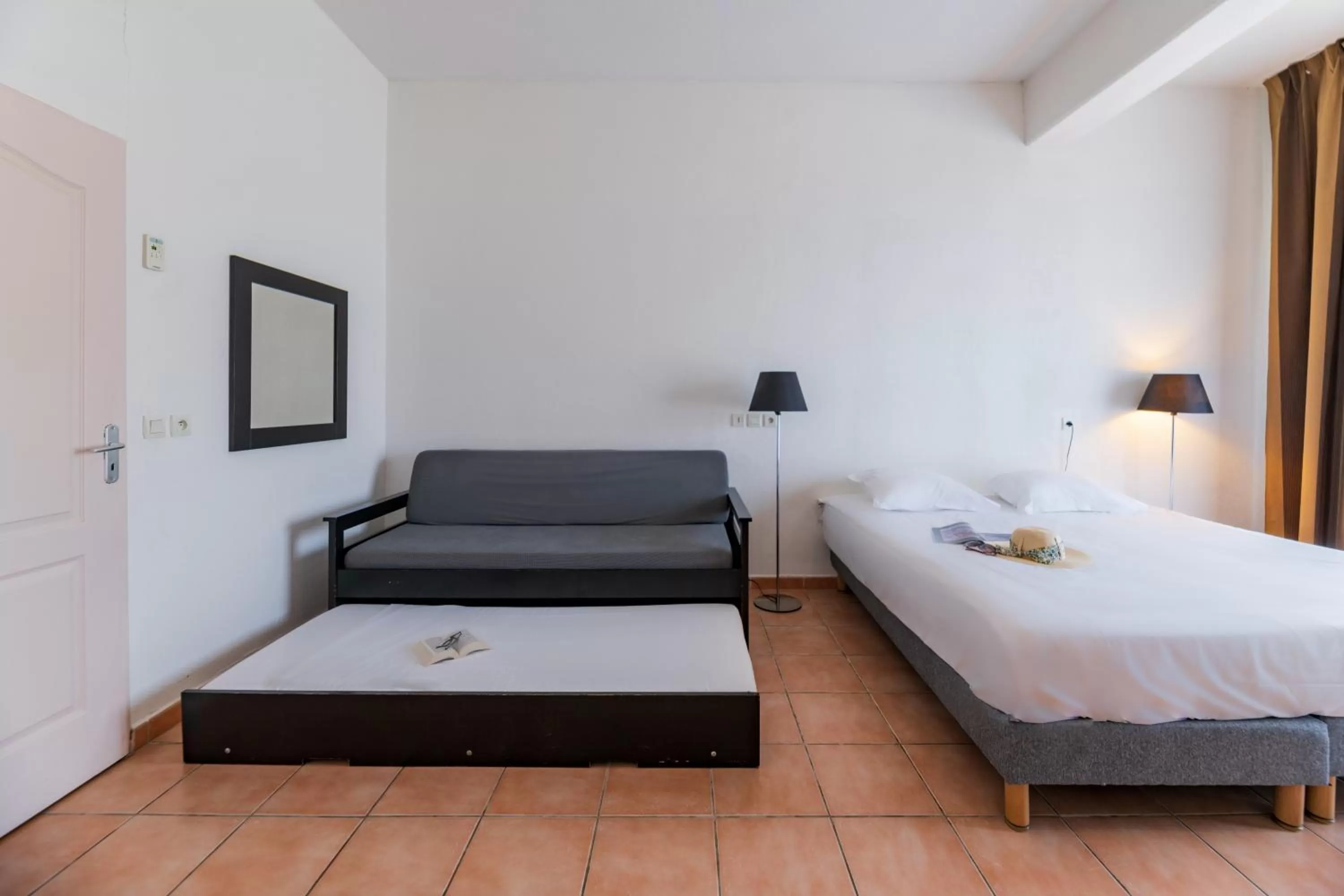 Photo of the whole room, Bed in Cerise Carcassonne Sud