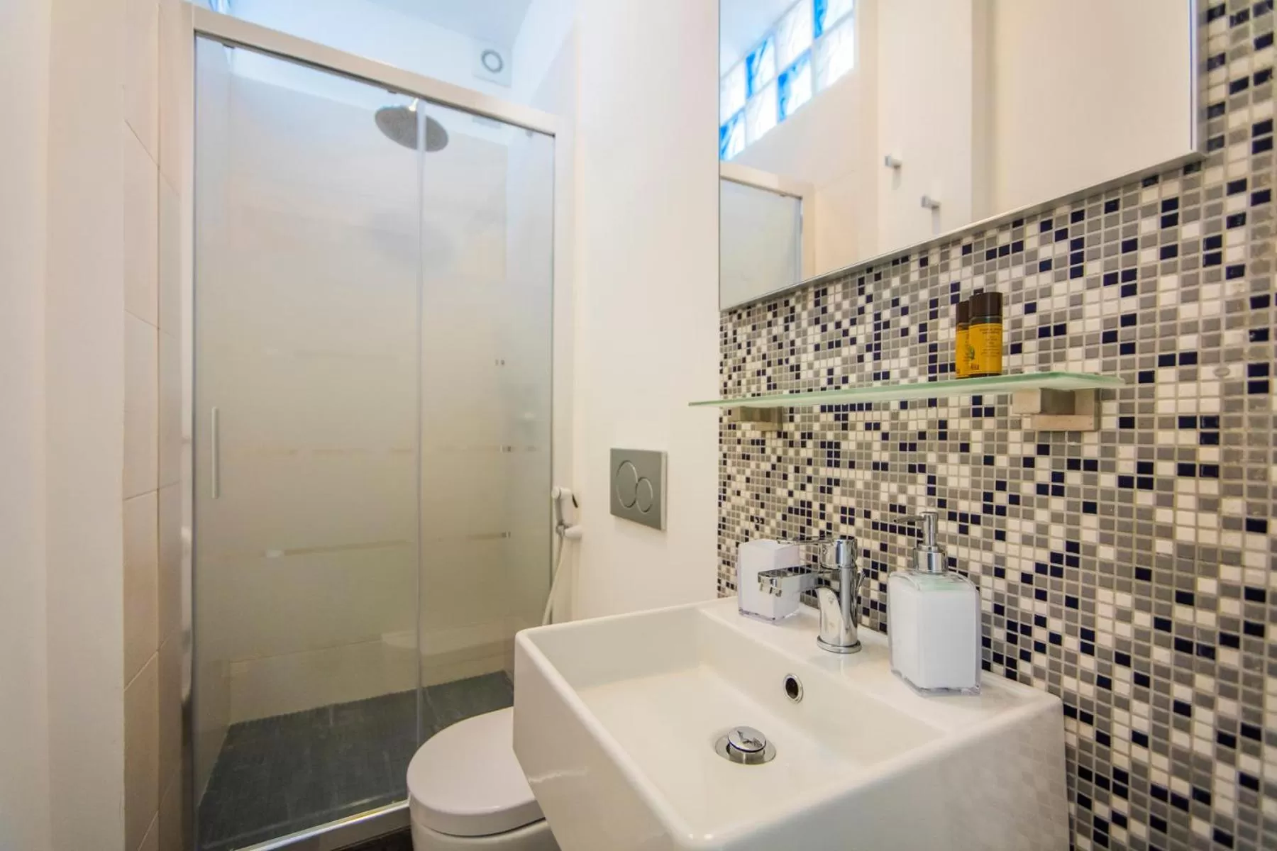 Shower in B&B Bianco E Blu