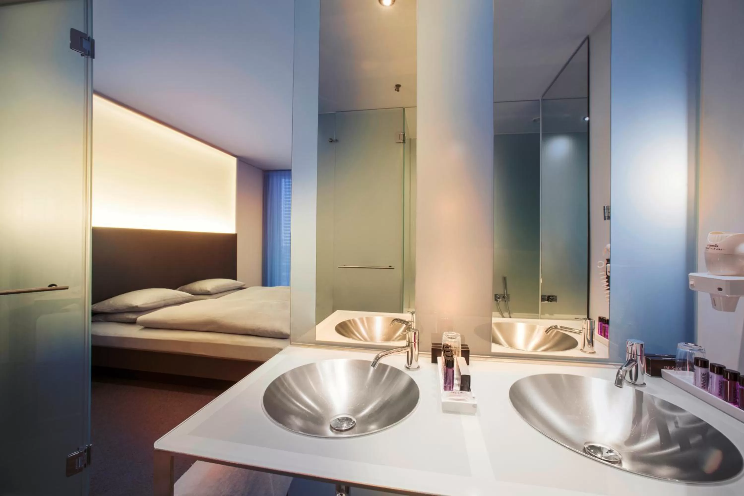 Bathroom, Bed in INNSiDE by Meliá Düsseldorf Derendorf