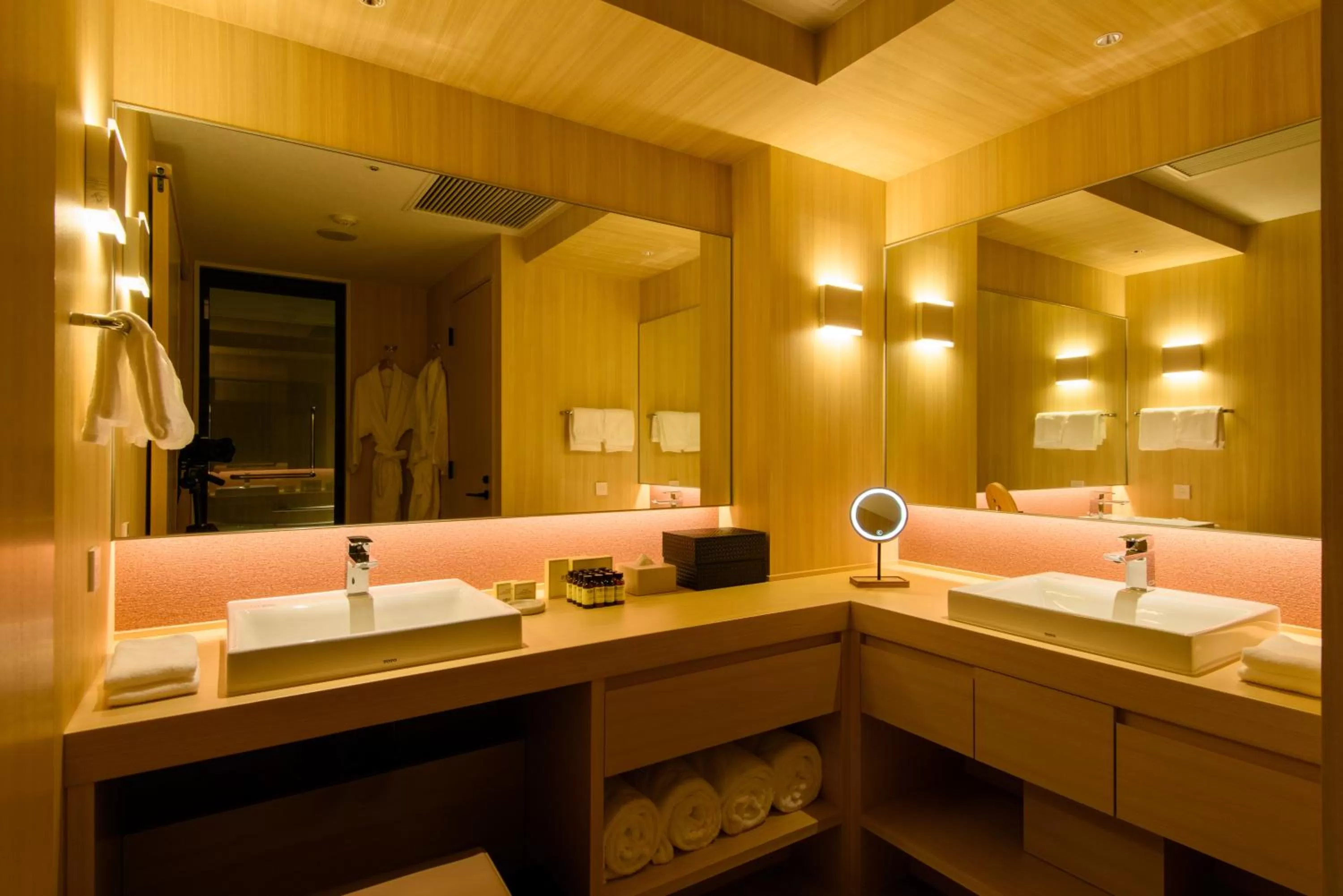 Bathroom, Bed in Kanazawa Tokyu Hotel