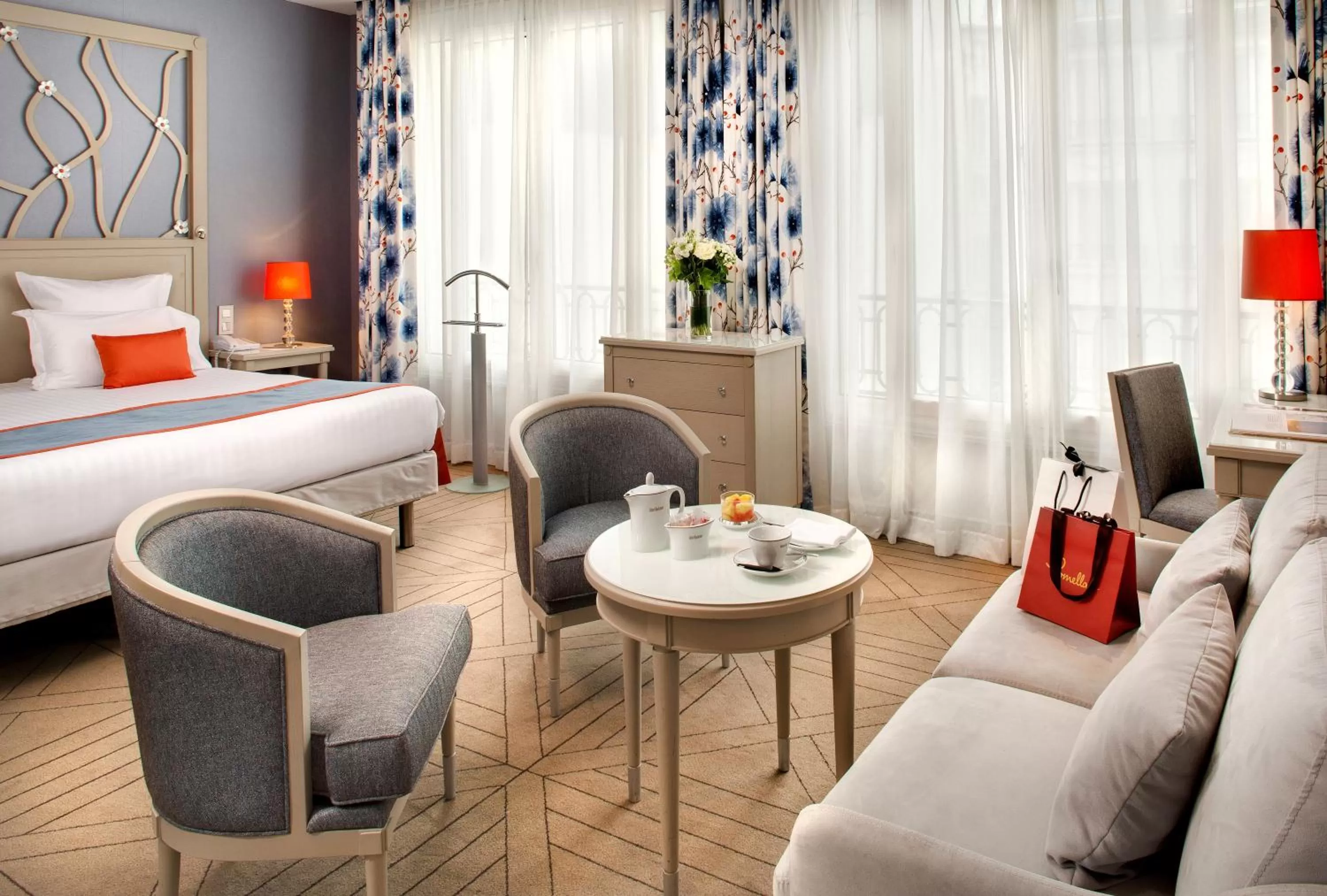 Photo of the whole room, Bed in Rochester Champs Elysees