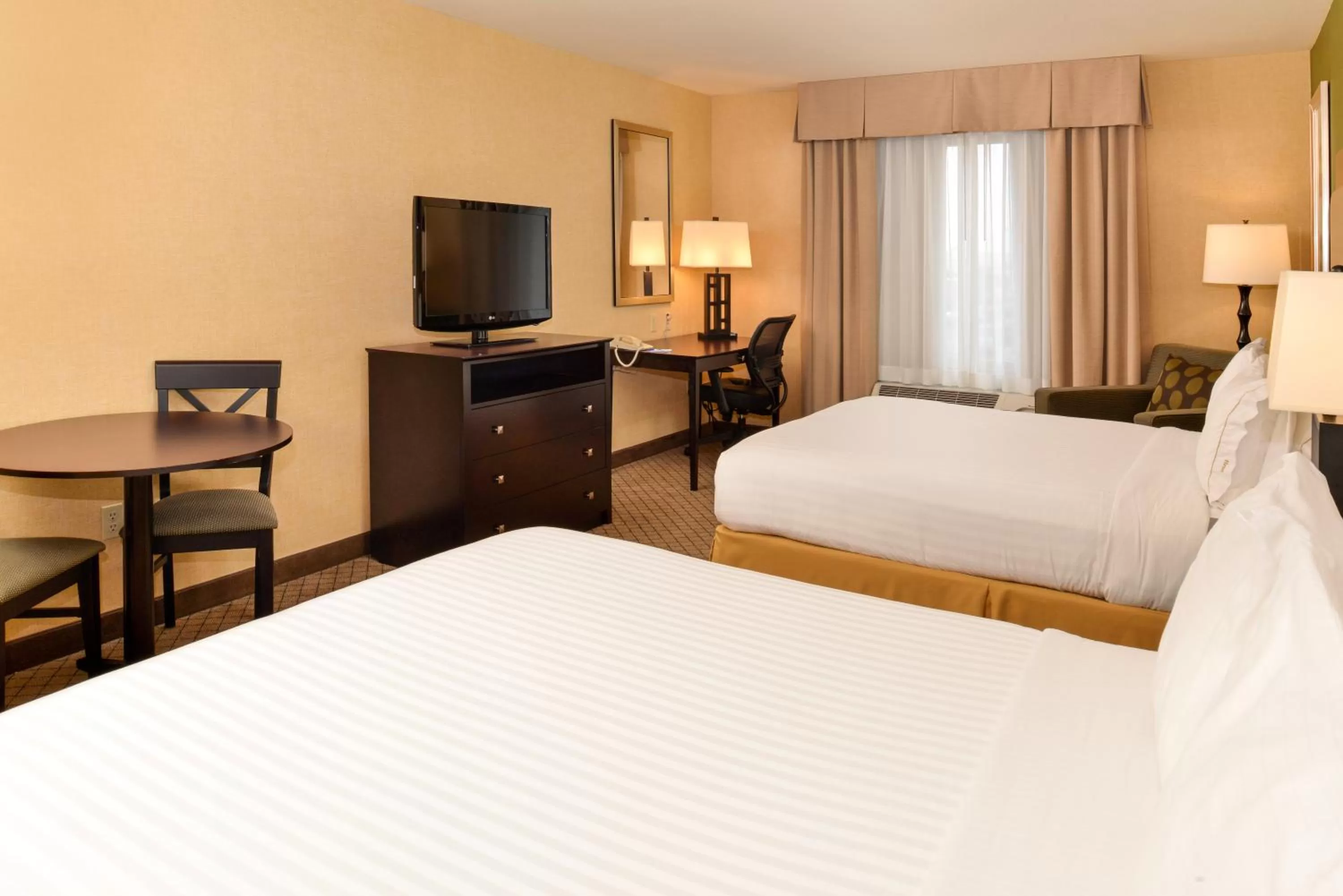 Photo of the whole room, Bed in Holiday Inn Express Woodland by IHG