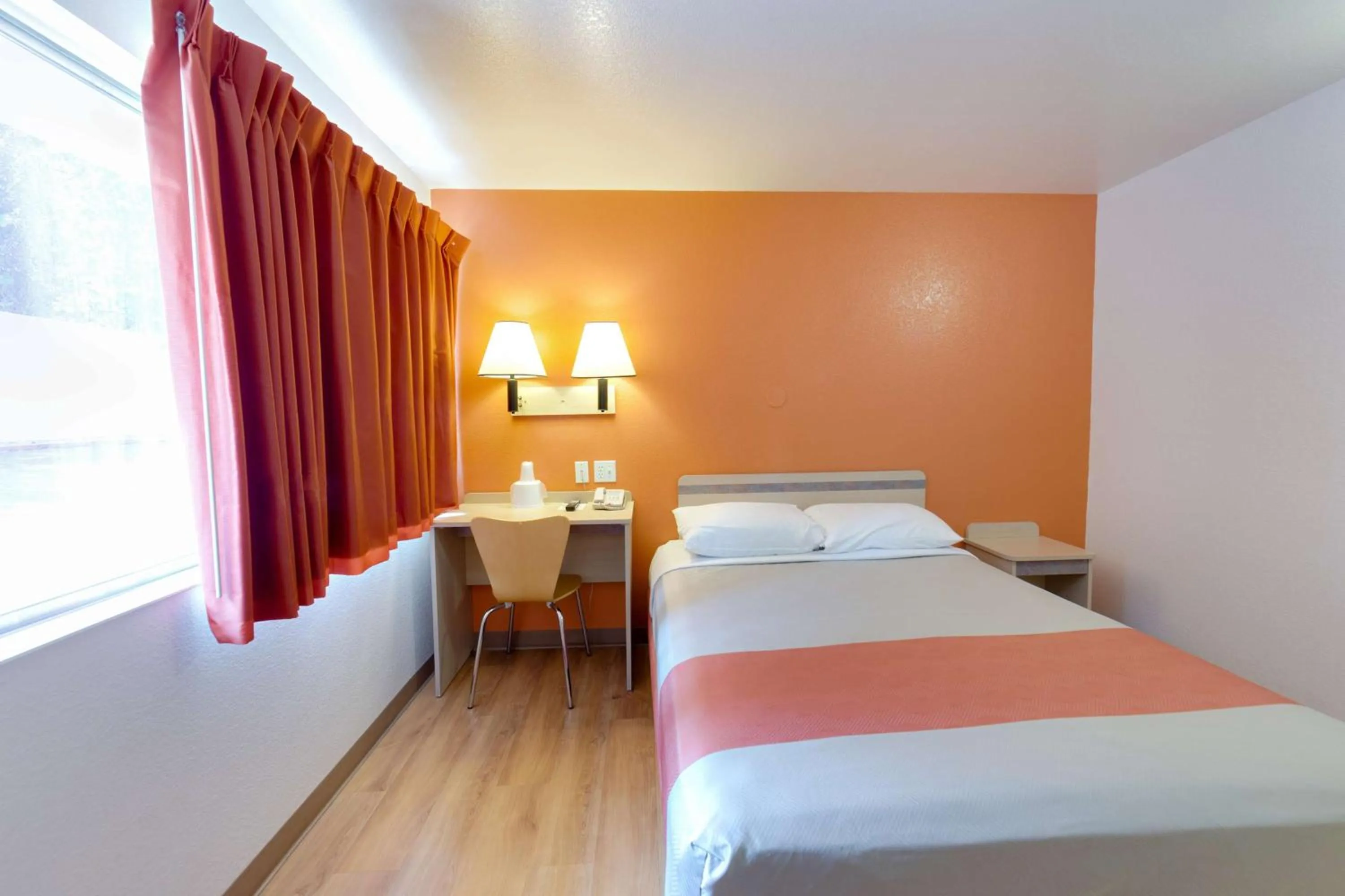 Photo of the whole room, Bed in Motel 6 Weed - Mount Shasta