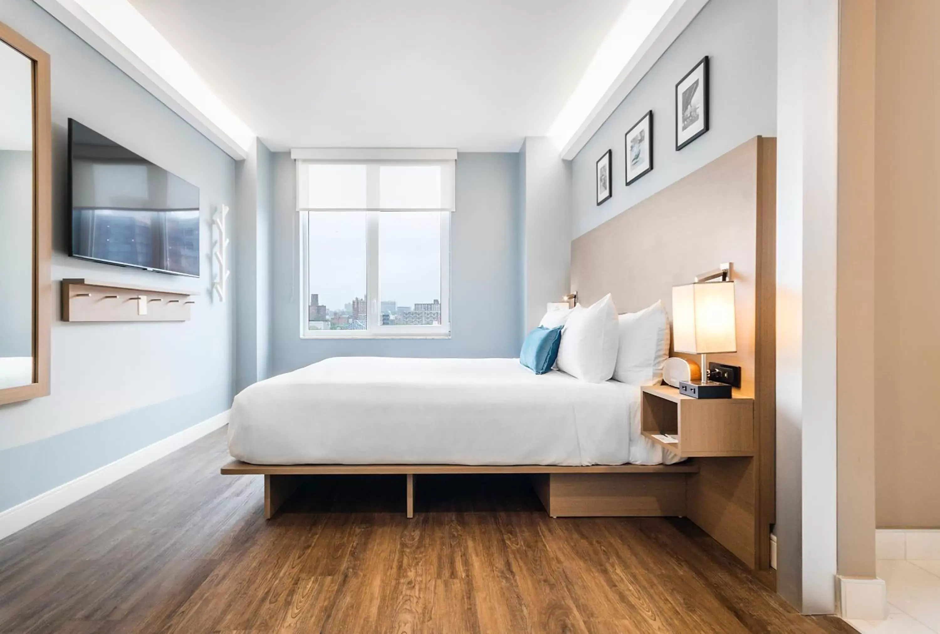 Deluxe Queen Room with Roll-in Shower - Mobility and Hearing Impaired Access/Non-Smoking in Wingate by Wyndham Bronx Haven Park Deluxe Queen Room with Roll-in Shower - Mobility and Hearing Impaired Access/Non-Smoking in Wingate by Wyndham Bronx Haven Park