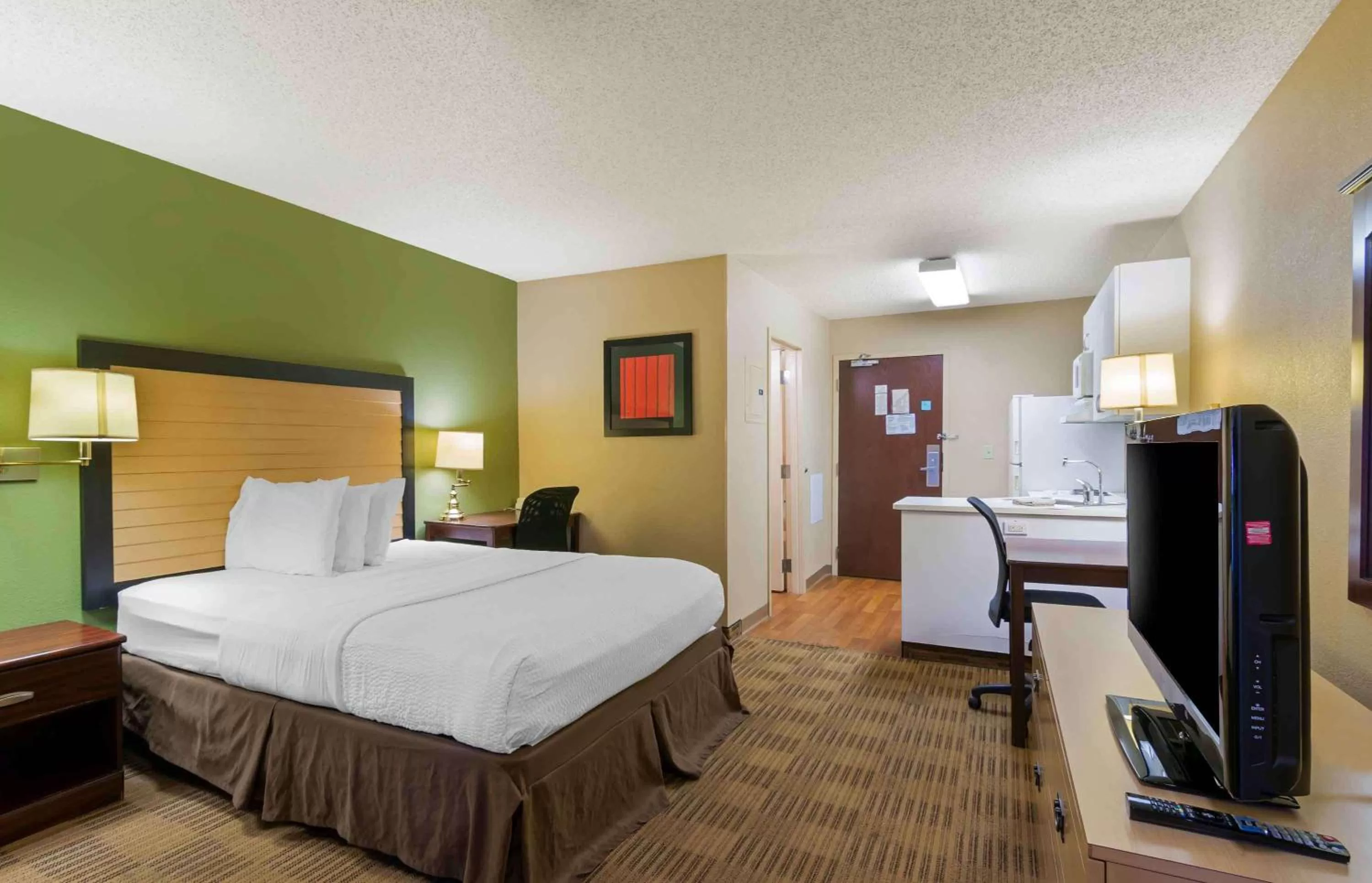 Bedroom, Bed in Extended Stay America Suites - Kansas City - Overland Park - Quivira Rd