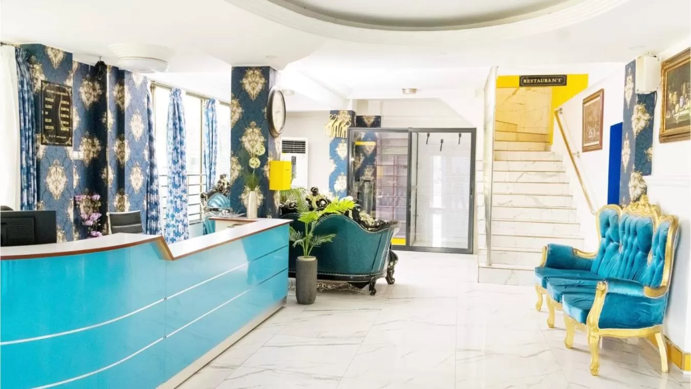 Lobby or reception in Marriot Metropolitan Hotel