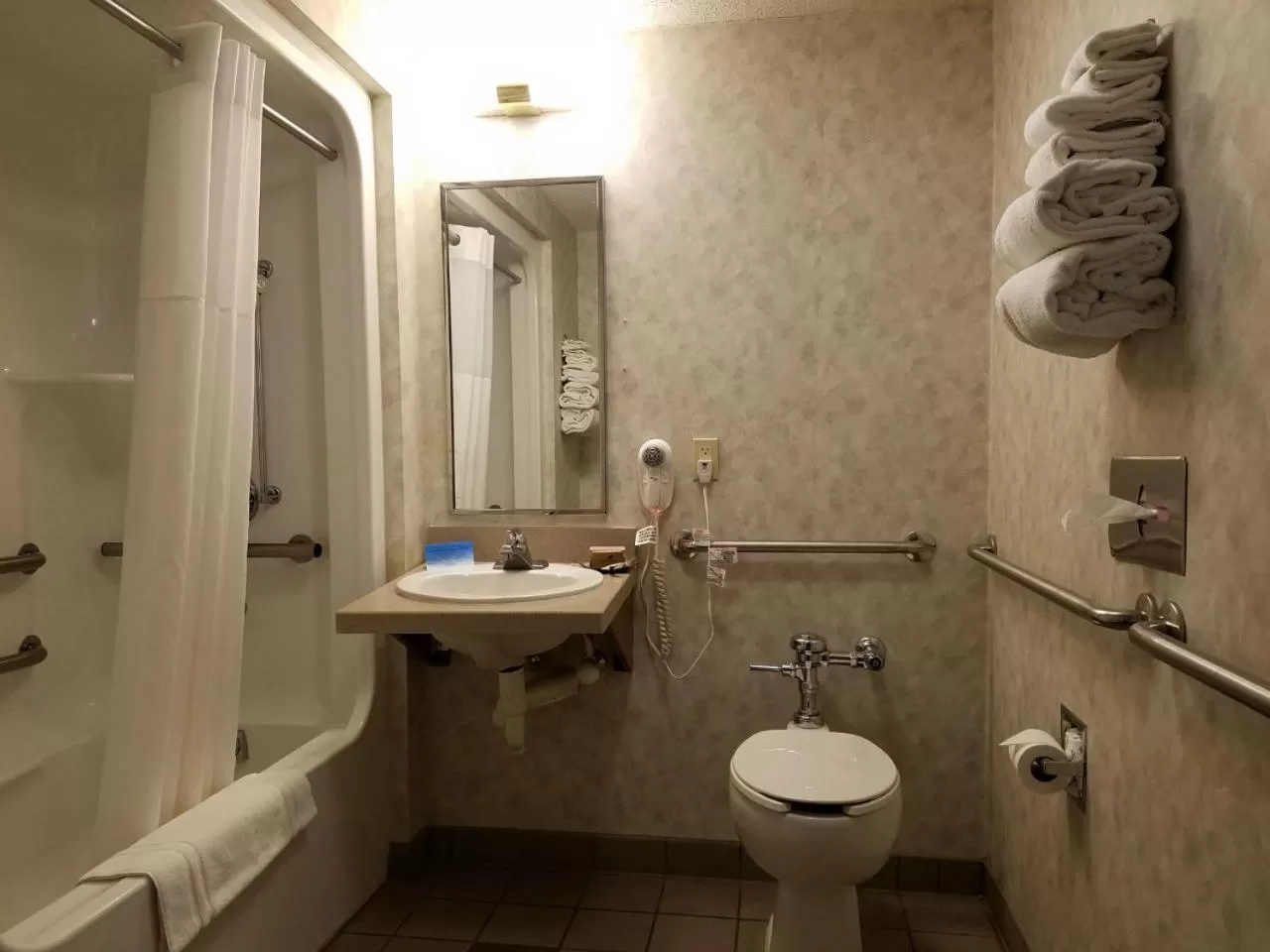 Quadruple Room - Disability Access in Potawatomi Inn & Cabins