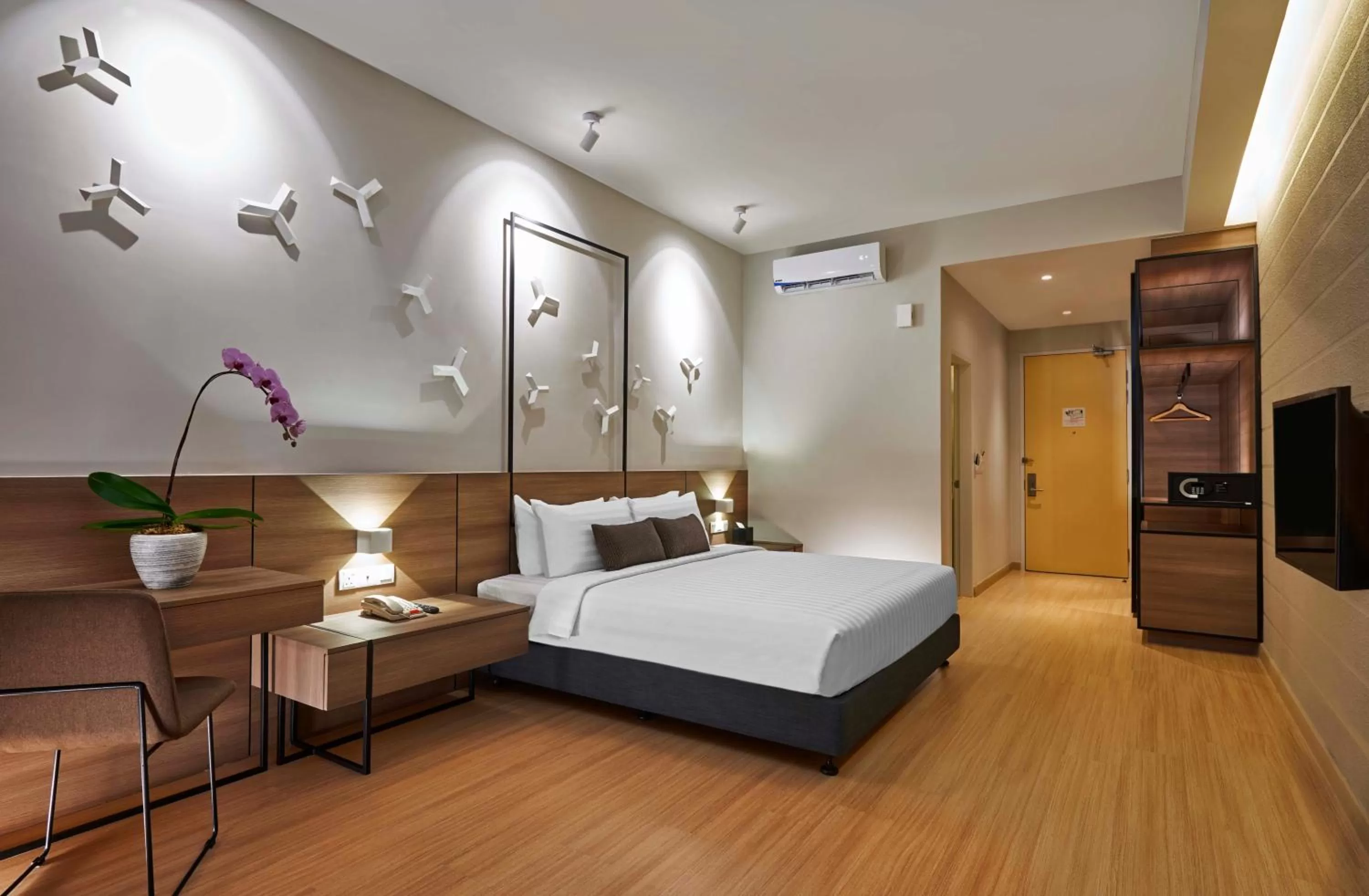 Photo of the whole room, Bed in Swiss-Garden Hotel & Residences, Genting Highlands