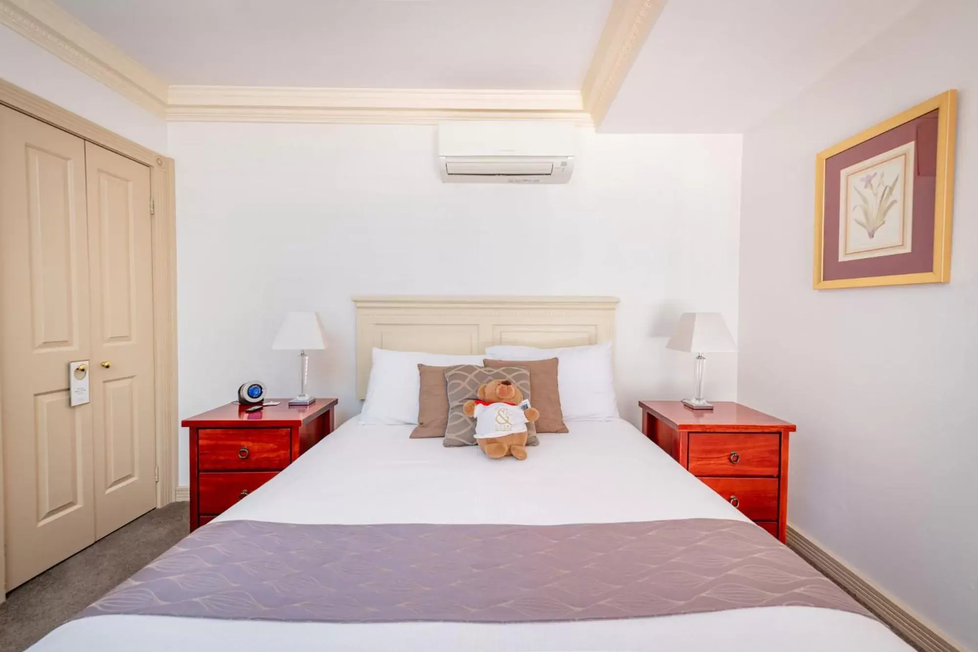 Junior Queen Room - Shower Only in Cobb & Co Court Boutique Hotel Junior Queen Room - Shower Only in Cobb & Co Court Boutique Hotel