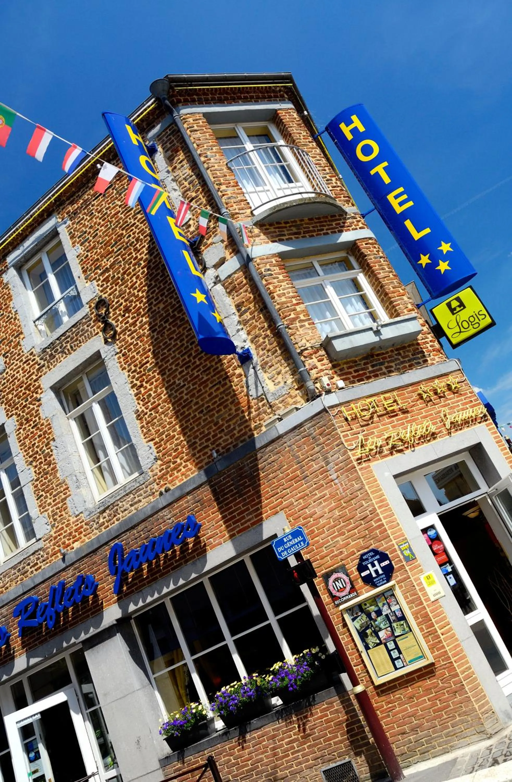 Facade/entrance in Les Reflets Jaunes