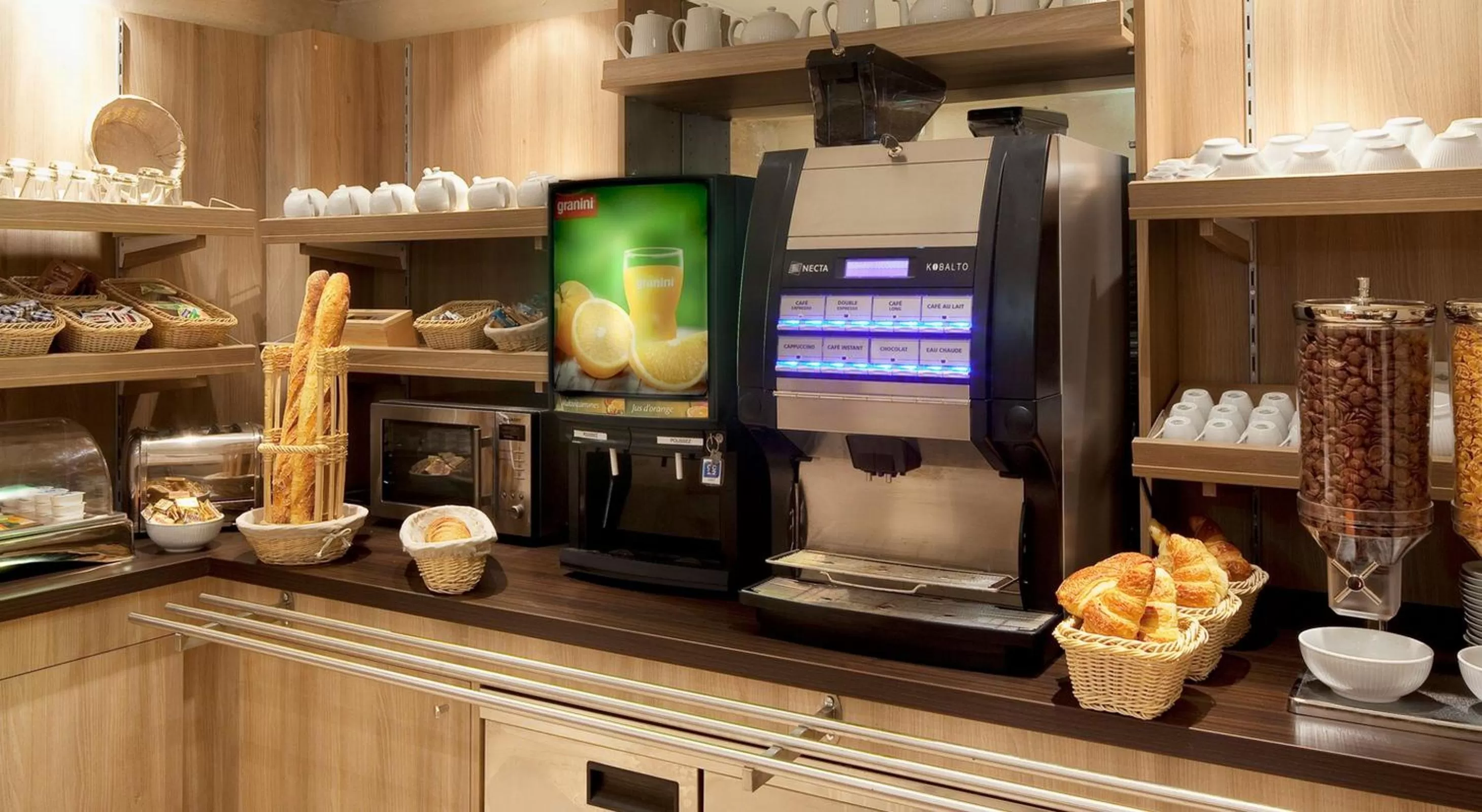 Food and drinks in Hôtel 85 Saint Honore