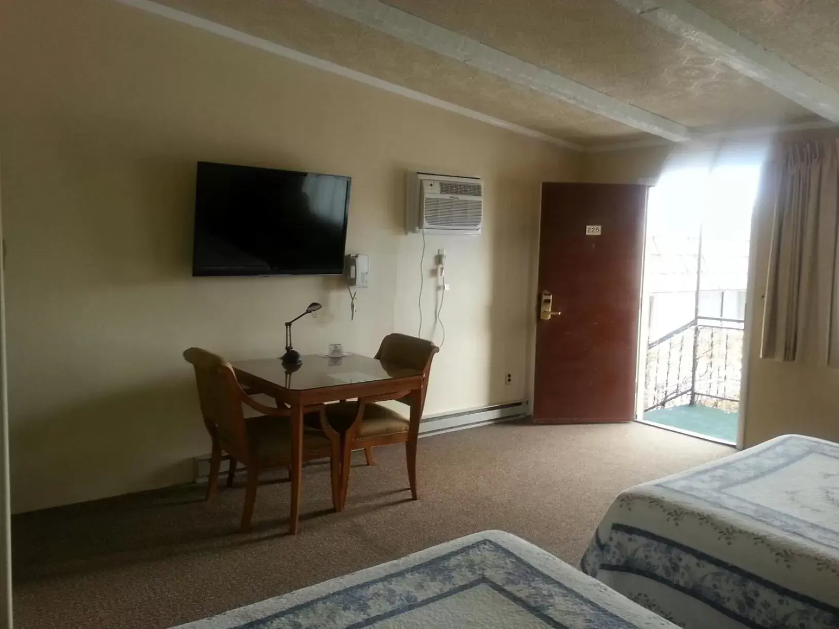 Two Queen Bed Mini Suite in Bristlecone Motel Two Queen Bed Mini Suite in Bristlecone Motel