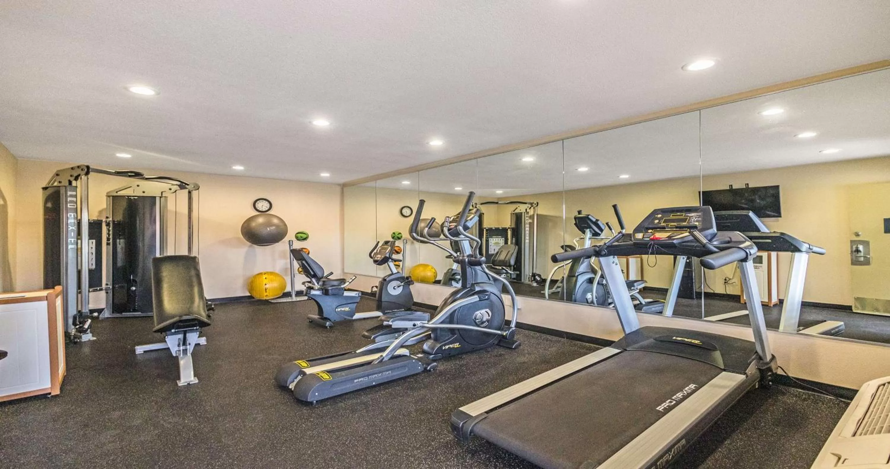 Fitness centre/facilities in Best Western Roseville Inn