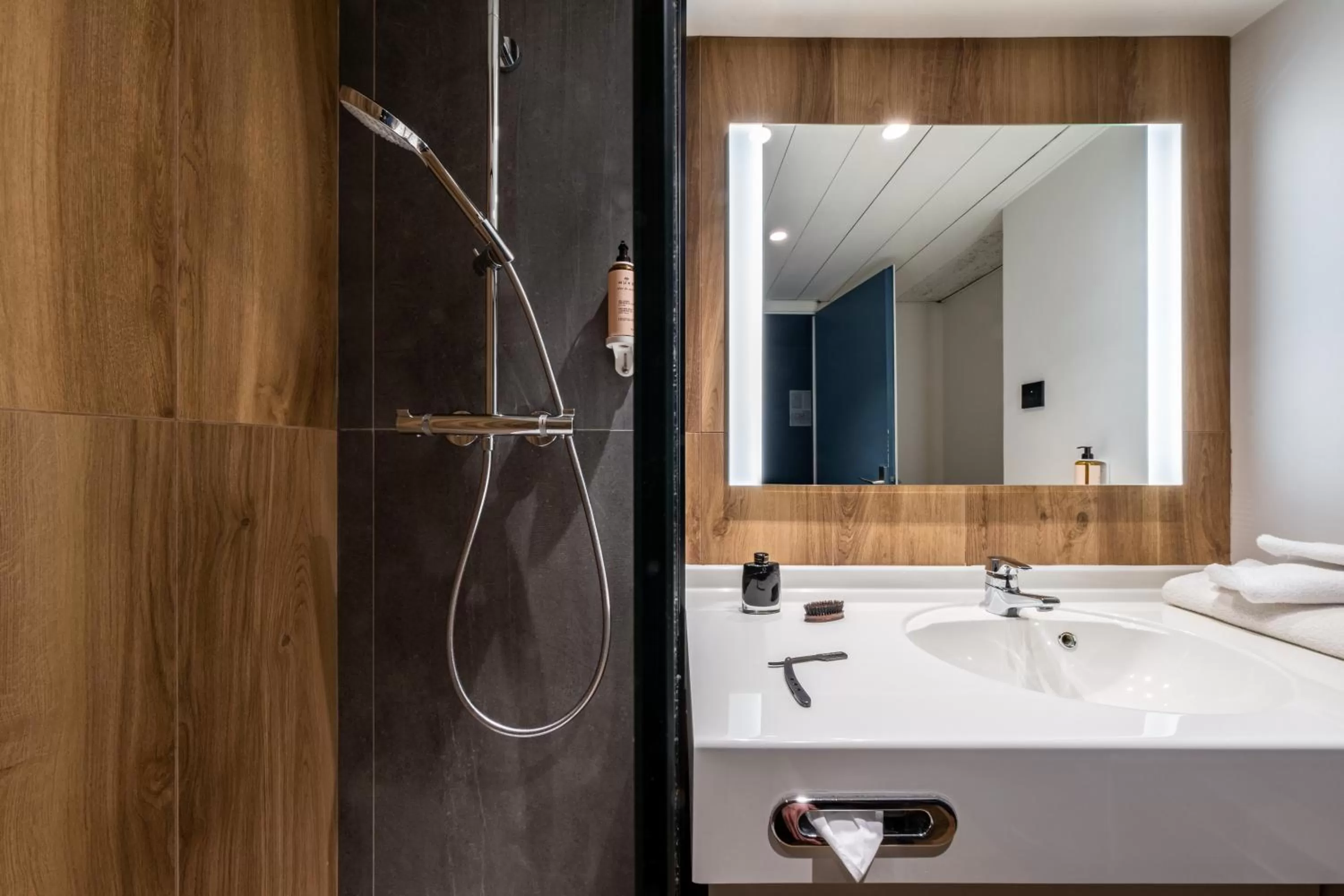 Bathroom in Mercure Grenoble Centre Alpotel