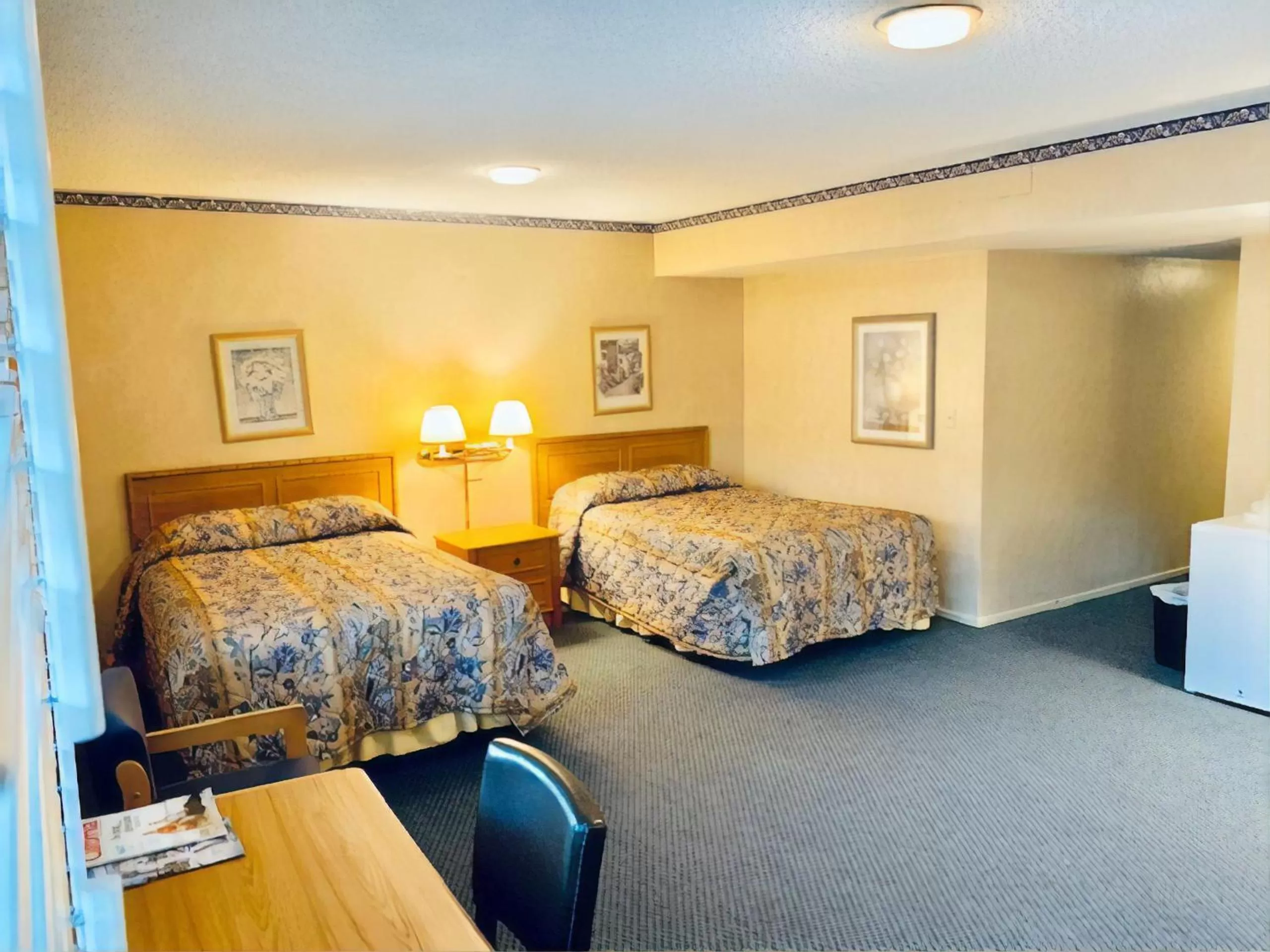 Bed in Saga Motor Hotel Pasadena