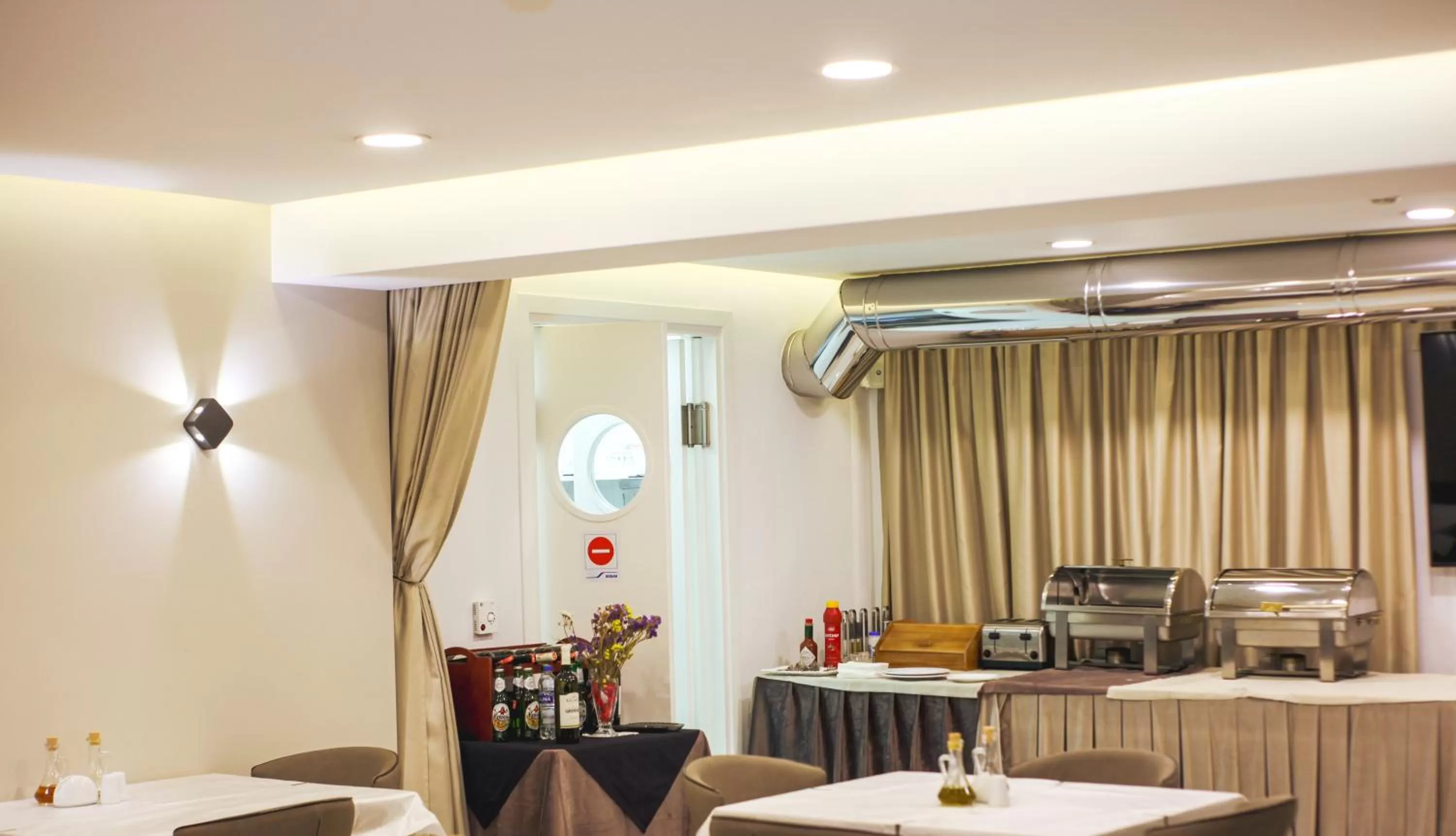 Restaurant/places to eat in Senator Hotel