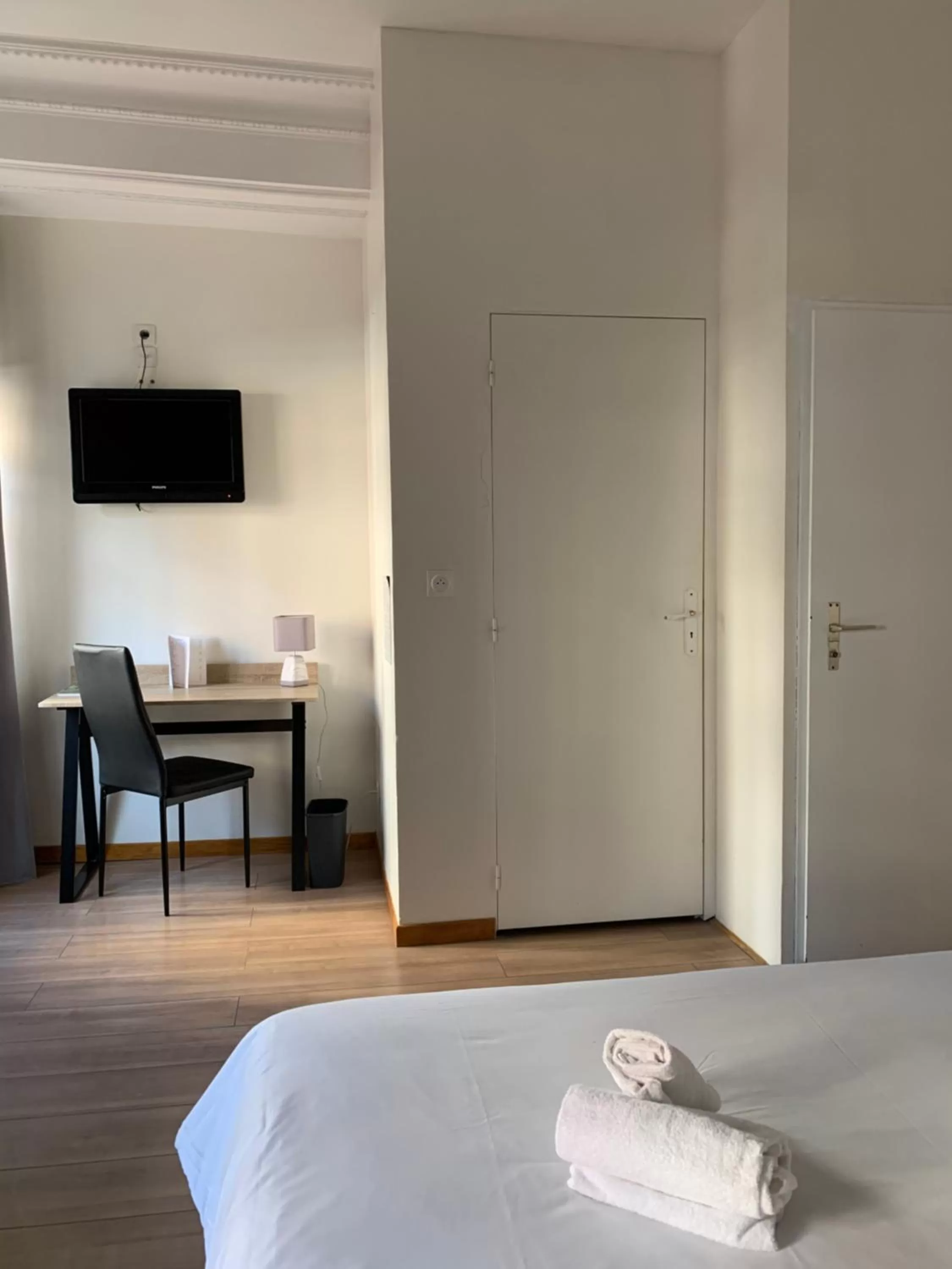 TV and multimedia, Bed in Hôtel & Restaurant Le Patio VICHY