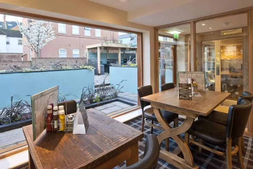 Restaurant/Places to Eat in The Queen Hotel Wetherspoon