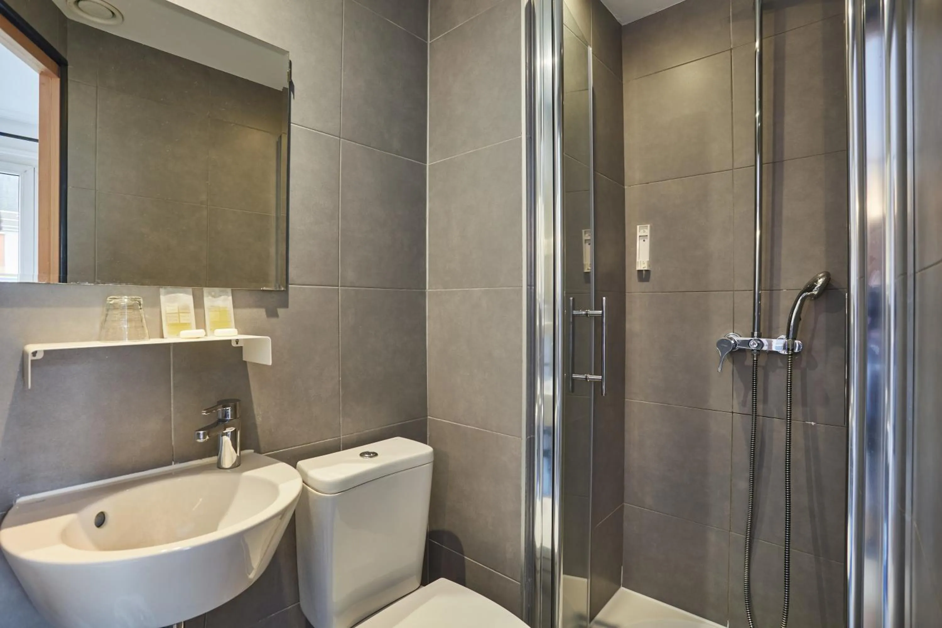 Shower in Hotel Auguste