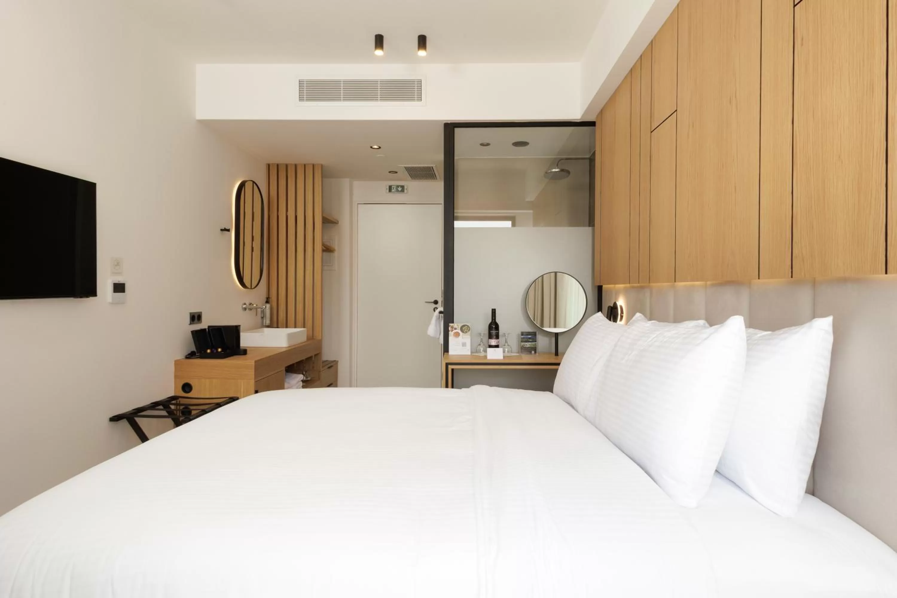 Bed in LUX&EASY Signature Syngrou 234