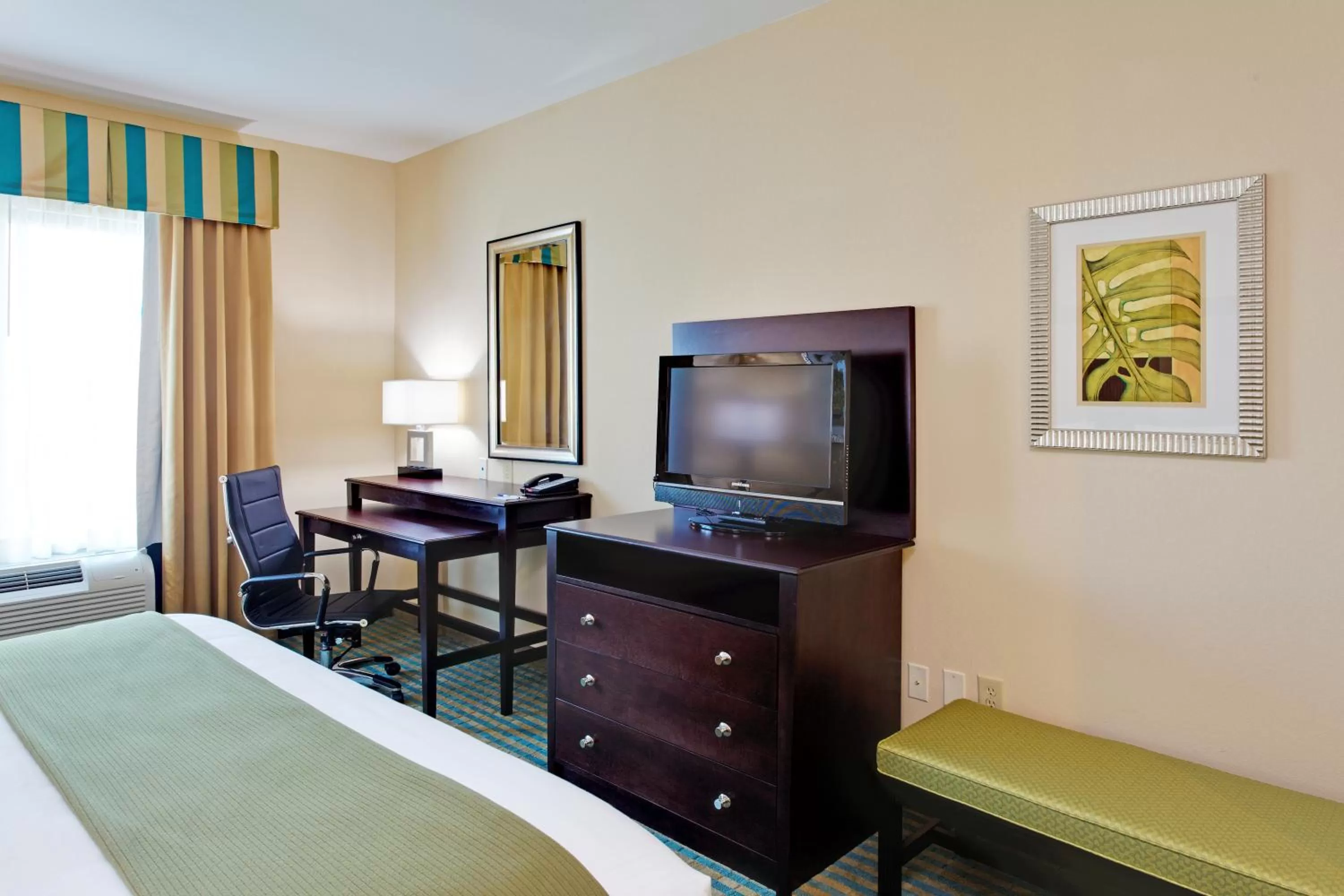 TV and multimedia, Bed in Holiday Inn Express Hotel & Suites Gulf Shores by IHG