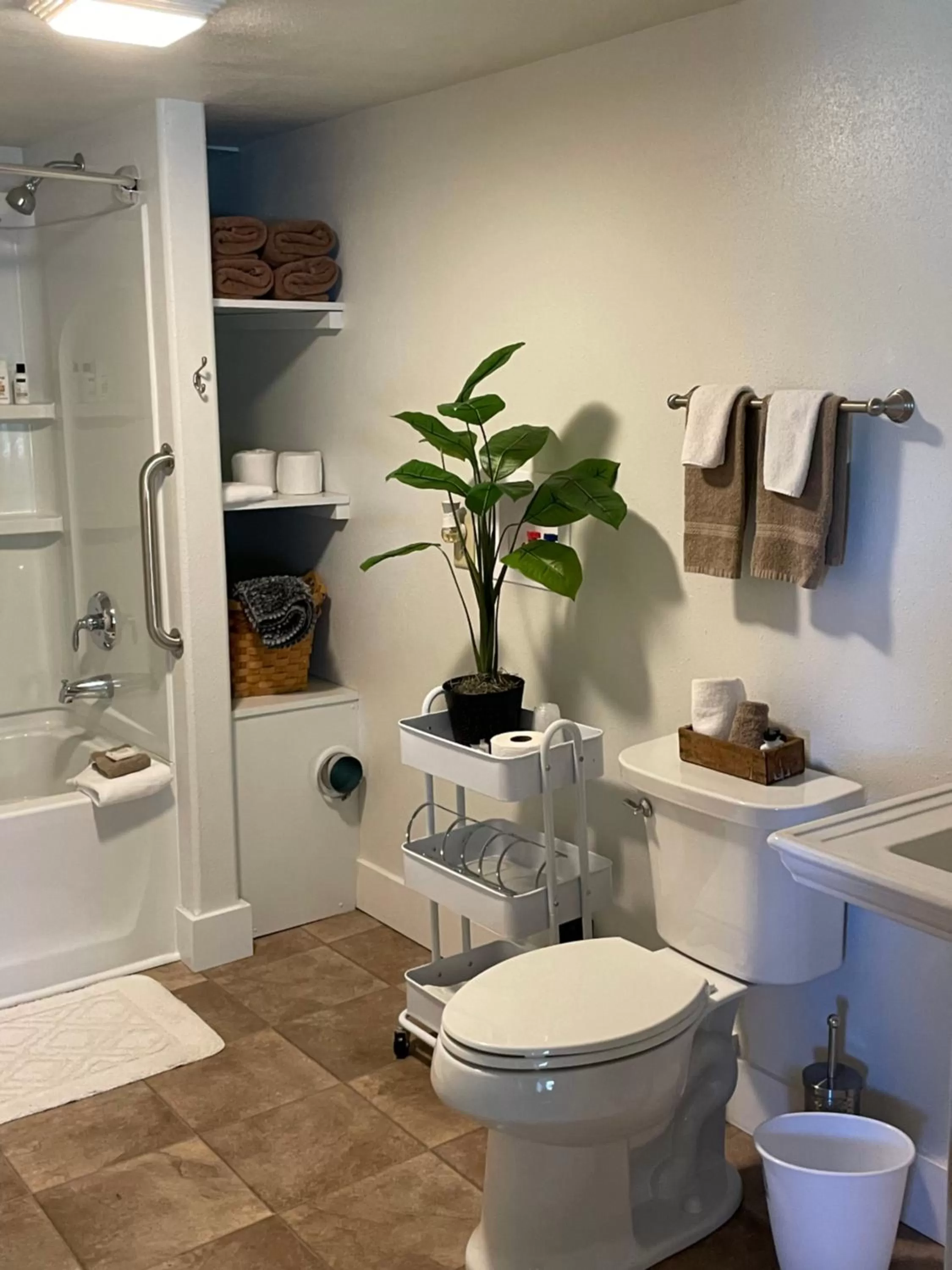 Bathroom in East Side Motel & Cabins