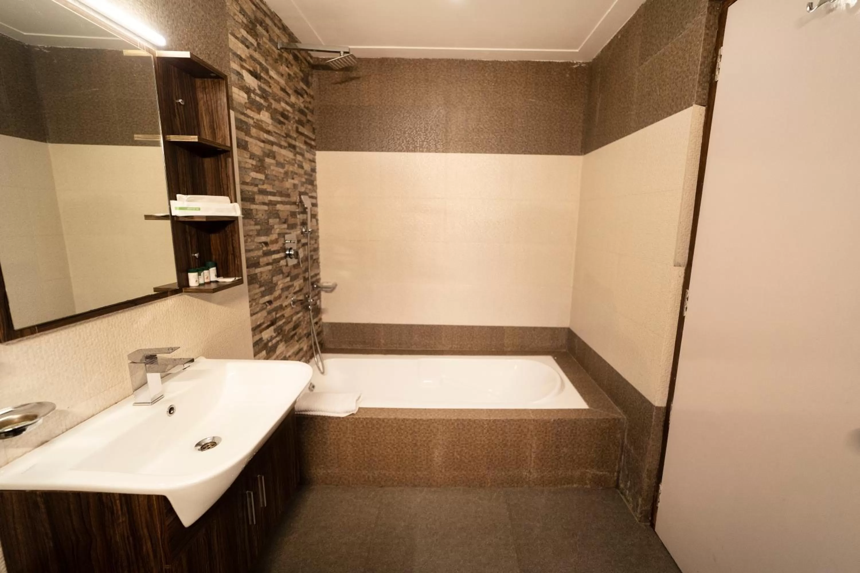 Shower in Yangthang Heritage