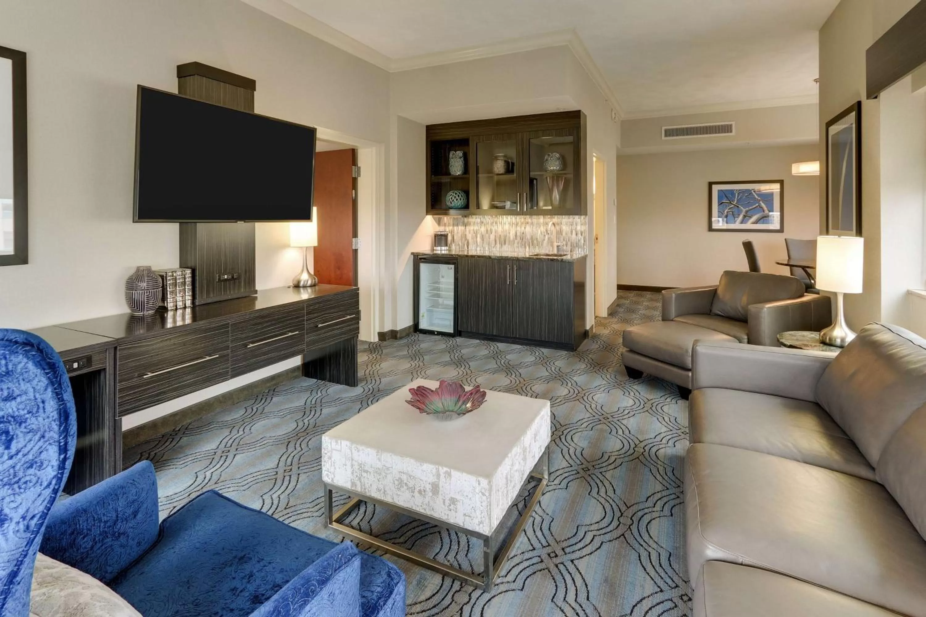 Living room in DoubleTree by Hilton St. Louis Forest Park
