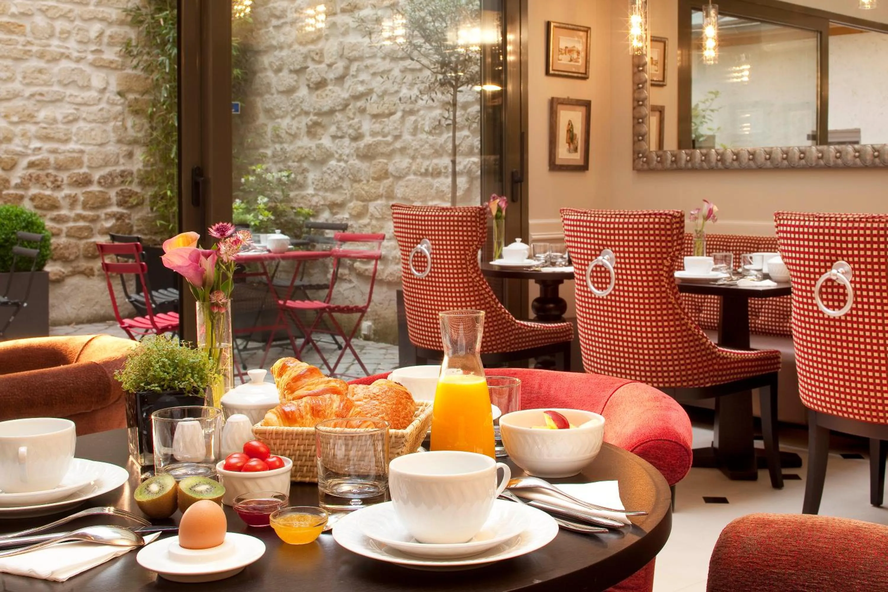 Food and drinks in Hôtel des Comédies