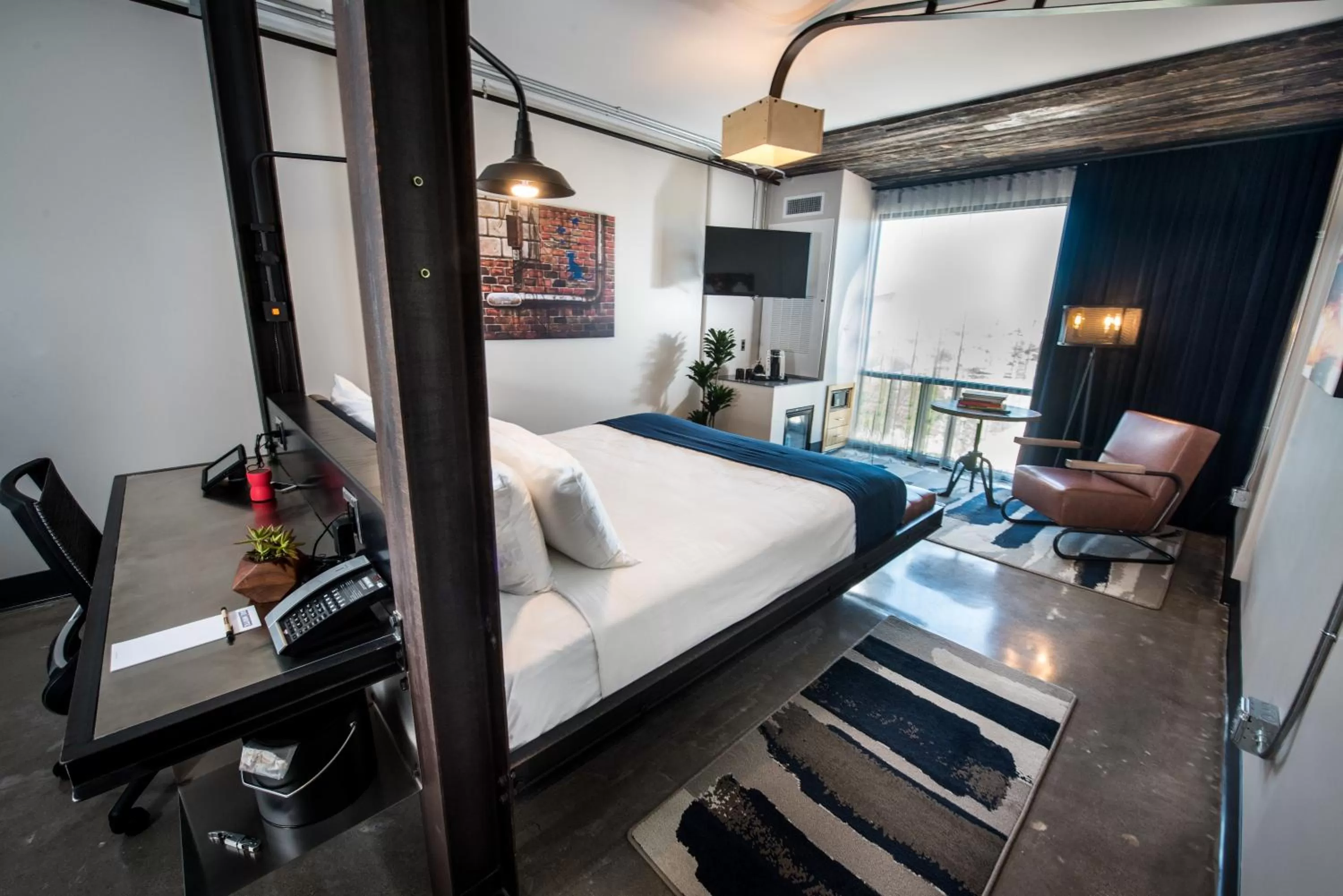 Photo of the whole room, Bed in Found Re Phoenix