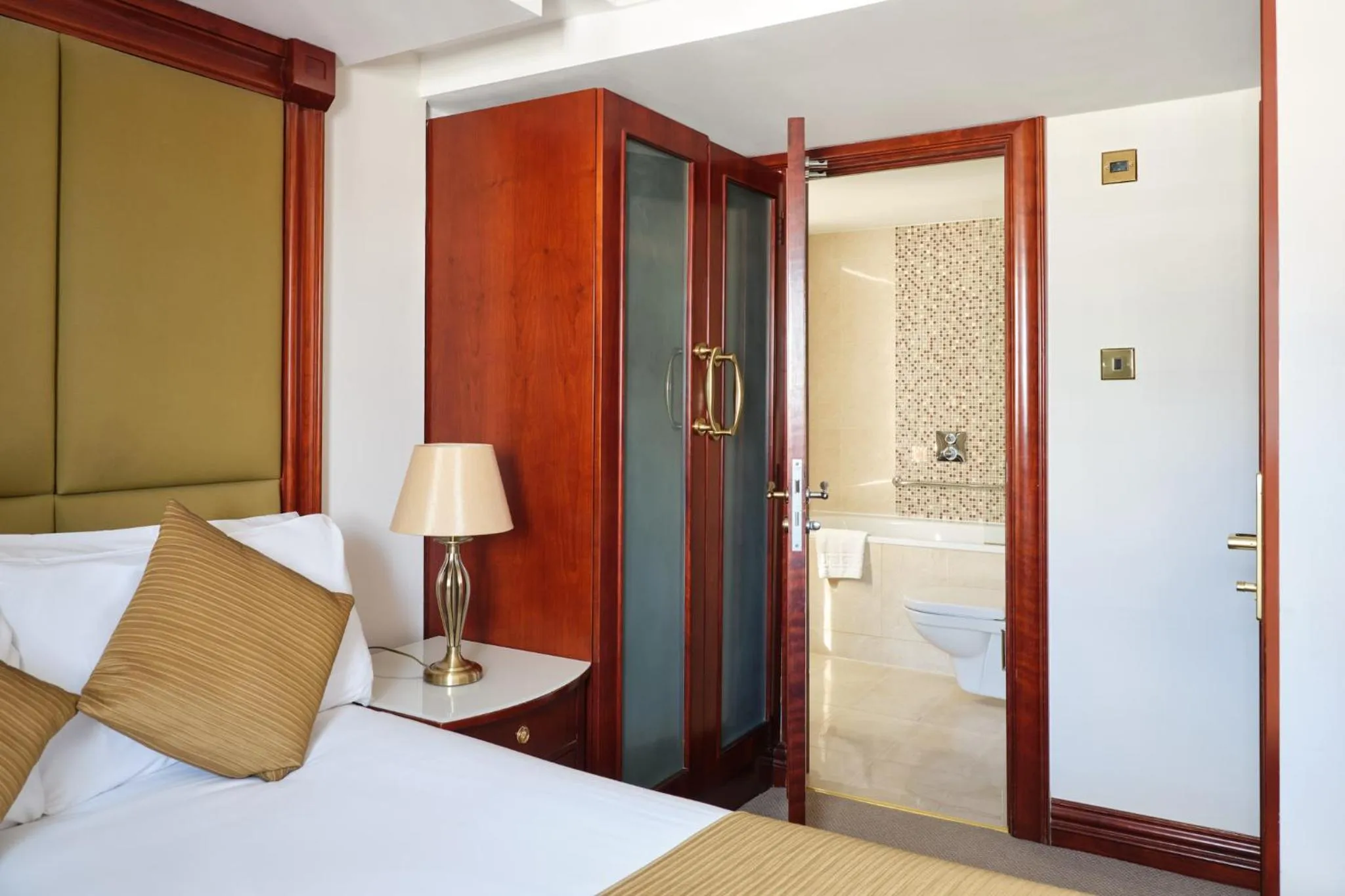 Bathroom, Bed in The Prime London Hotel