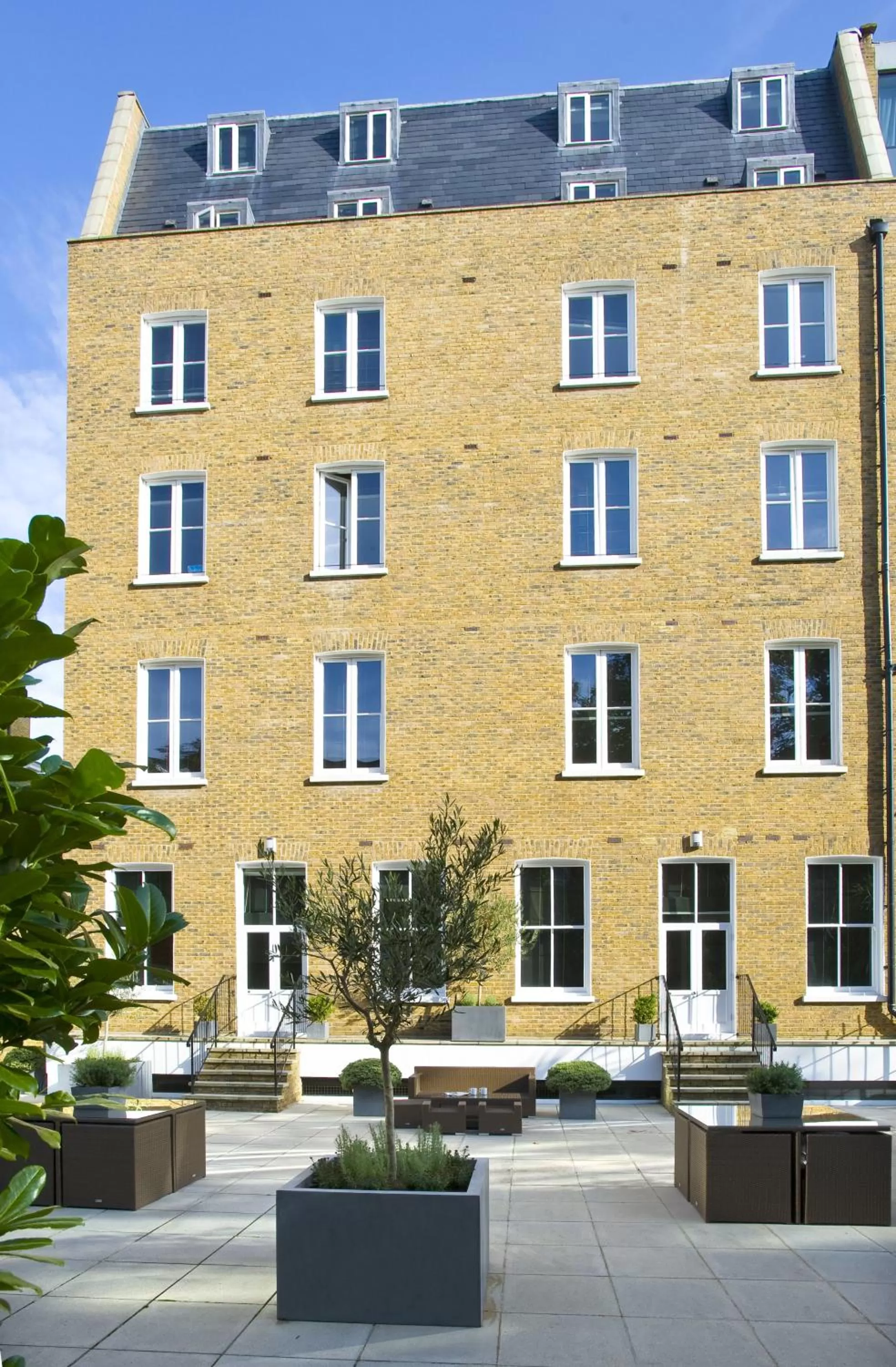 Facade/entrance in Templeton Place by Supercity Aparthotels