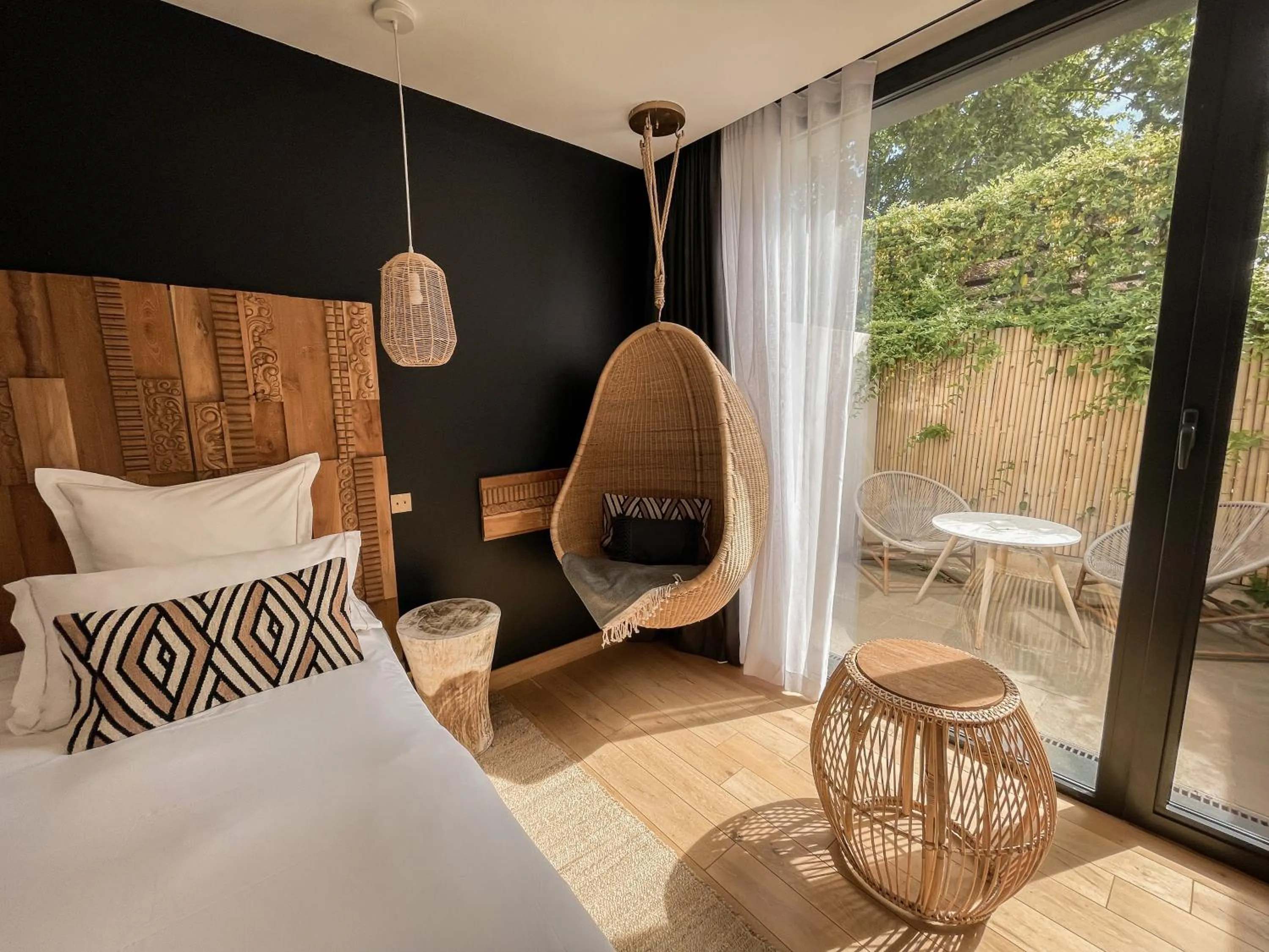 Patio, Bed in Hôtel Le Saint Remy & Spa