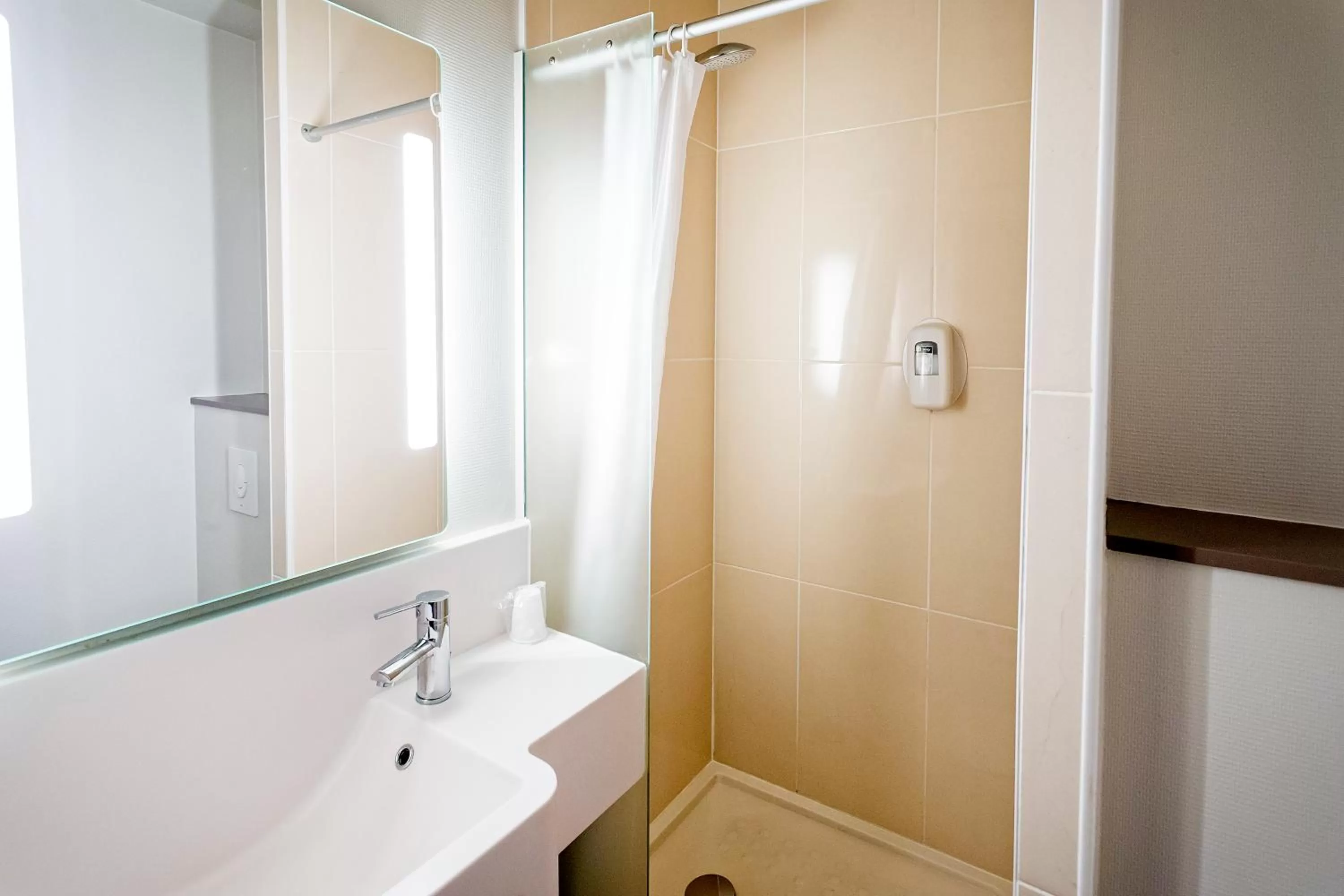 Bathroom in B&B HOTEL Chalon-Sur-Saone Sud