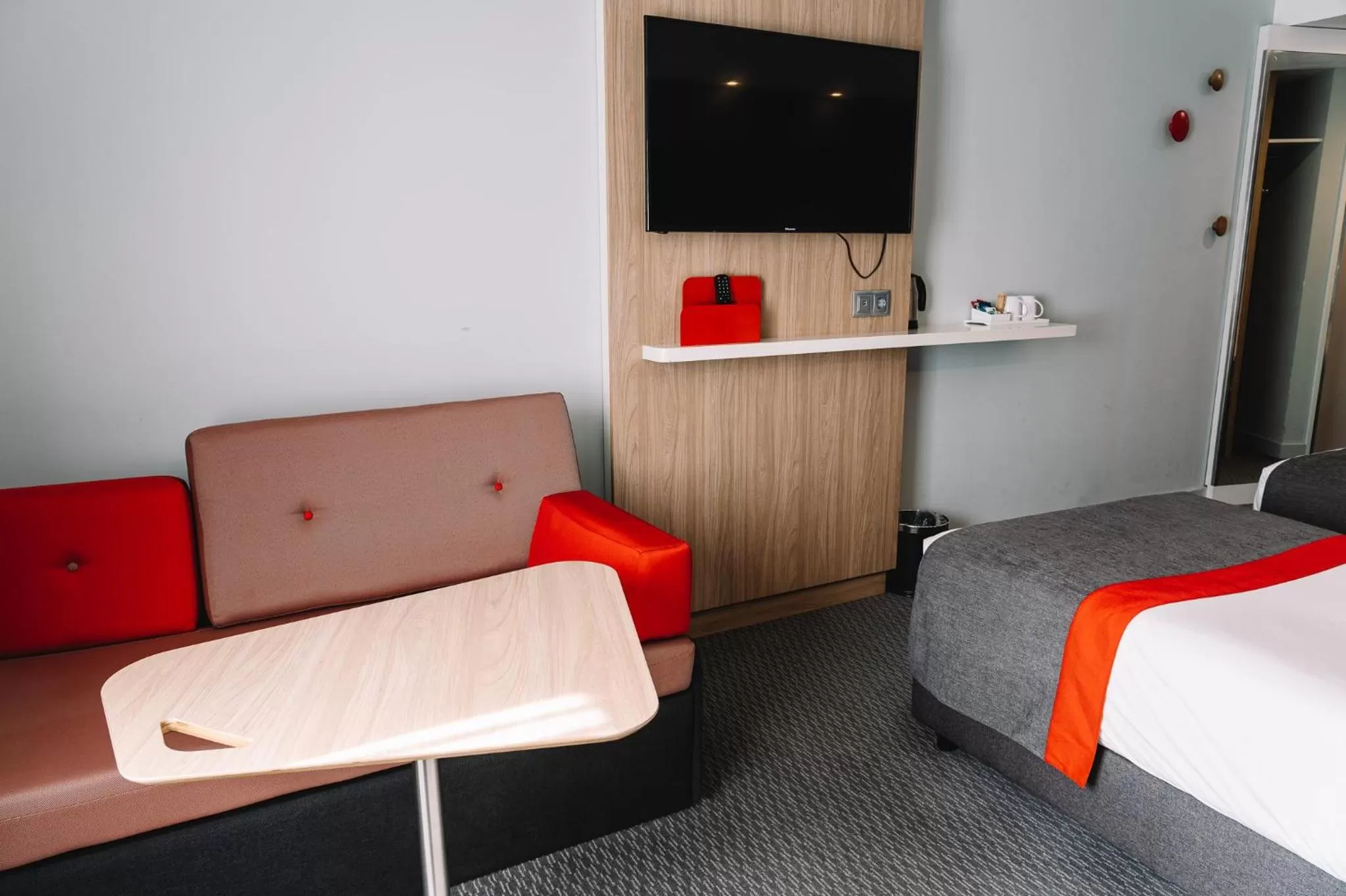 Photo of the whole room, Bed in Holiday Inn Express Porto City Centre by IHG