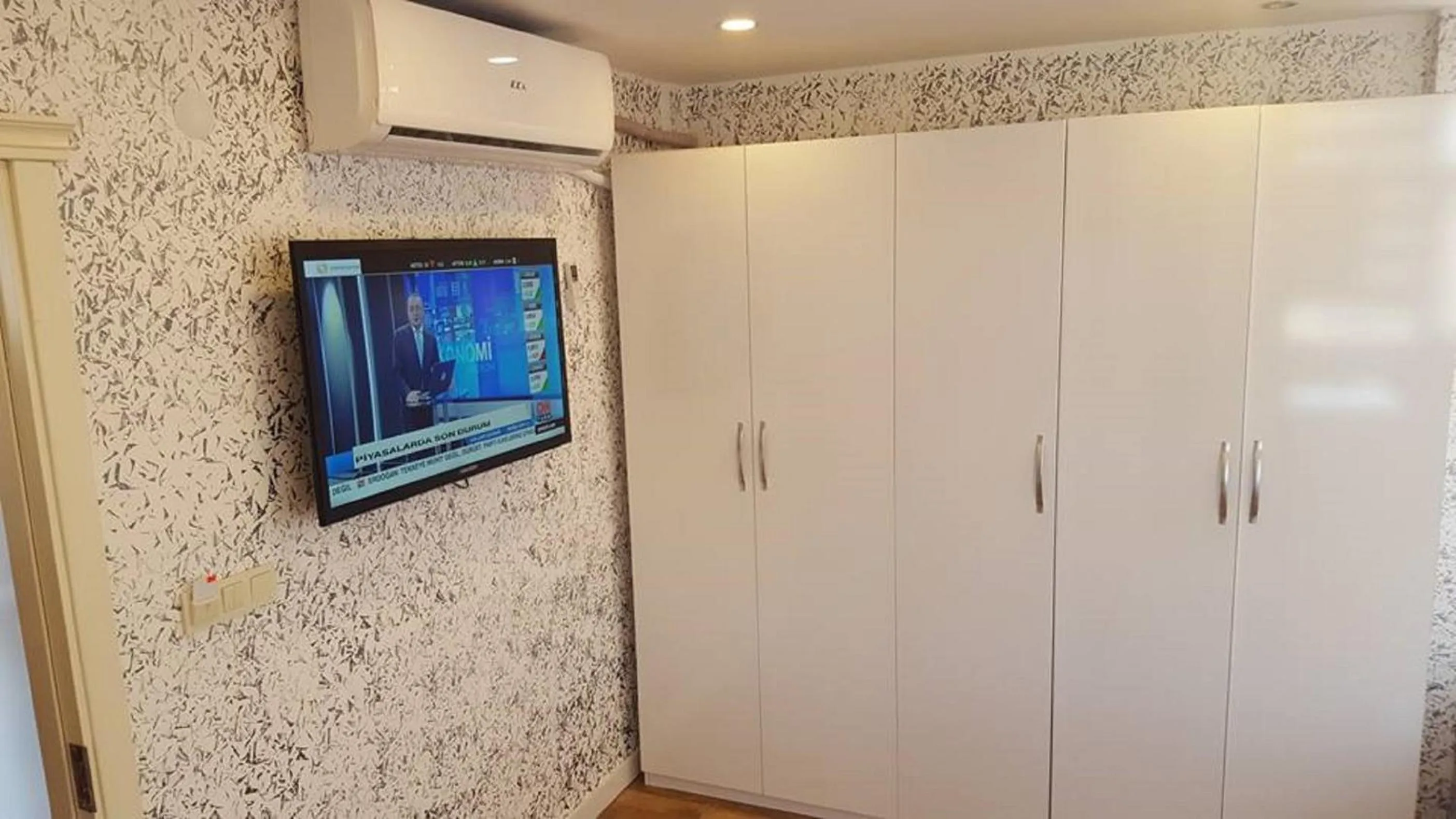 TV and multimedia in Sun Comfort Hotel