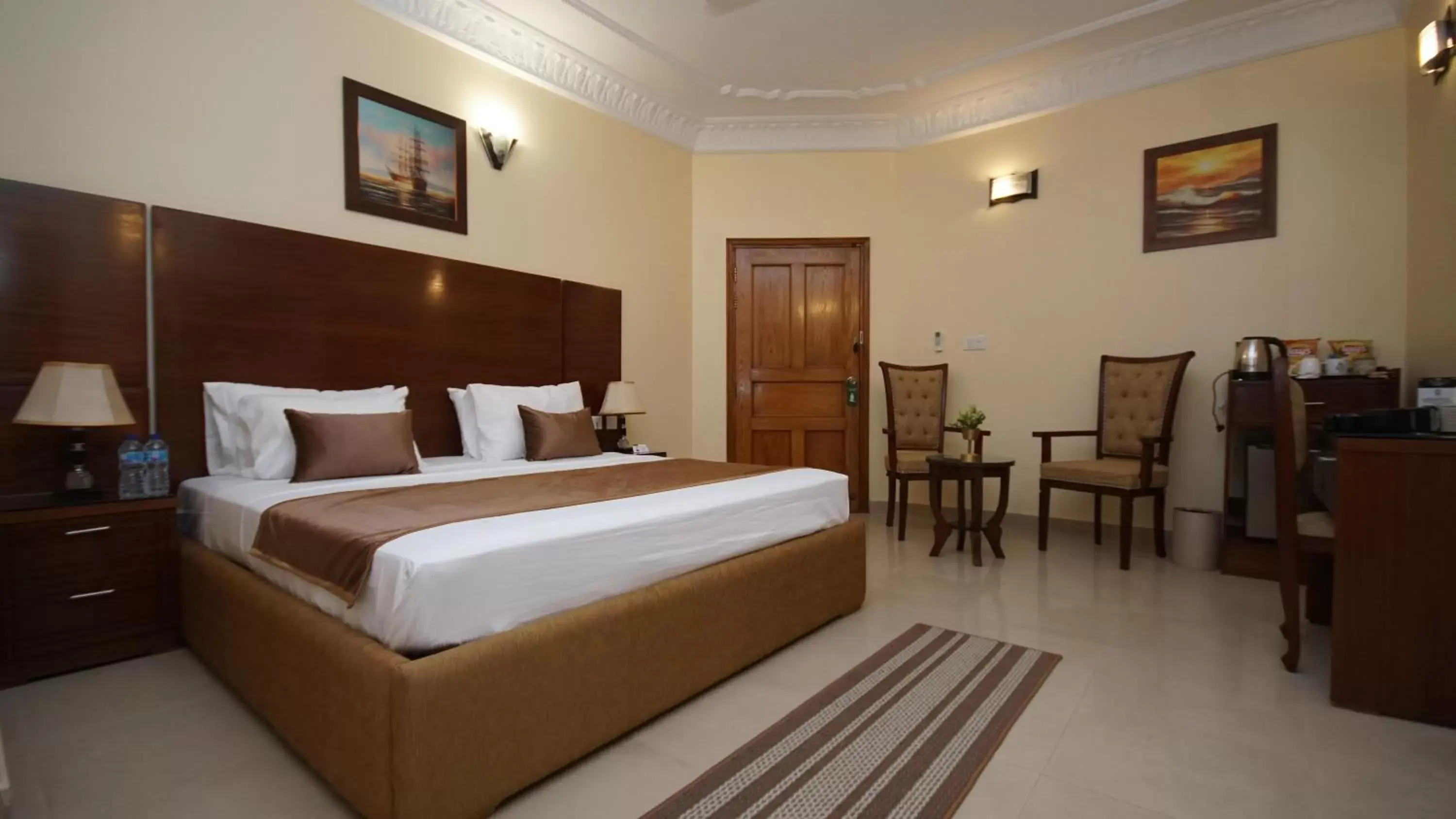 Deluxe King Room in World Inn Karachi Deluxe King Room in World Inn Karachi