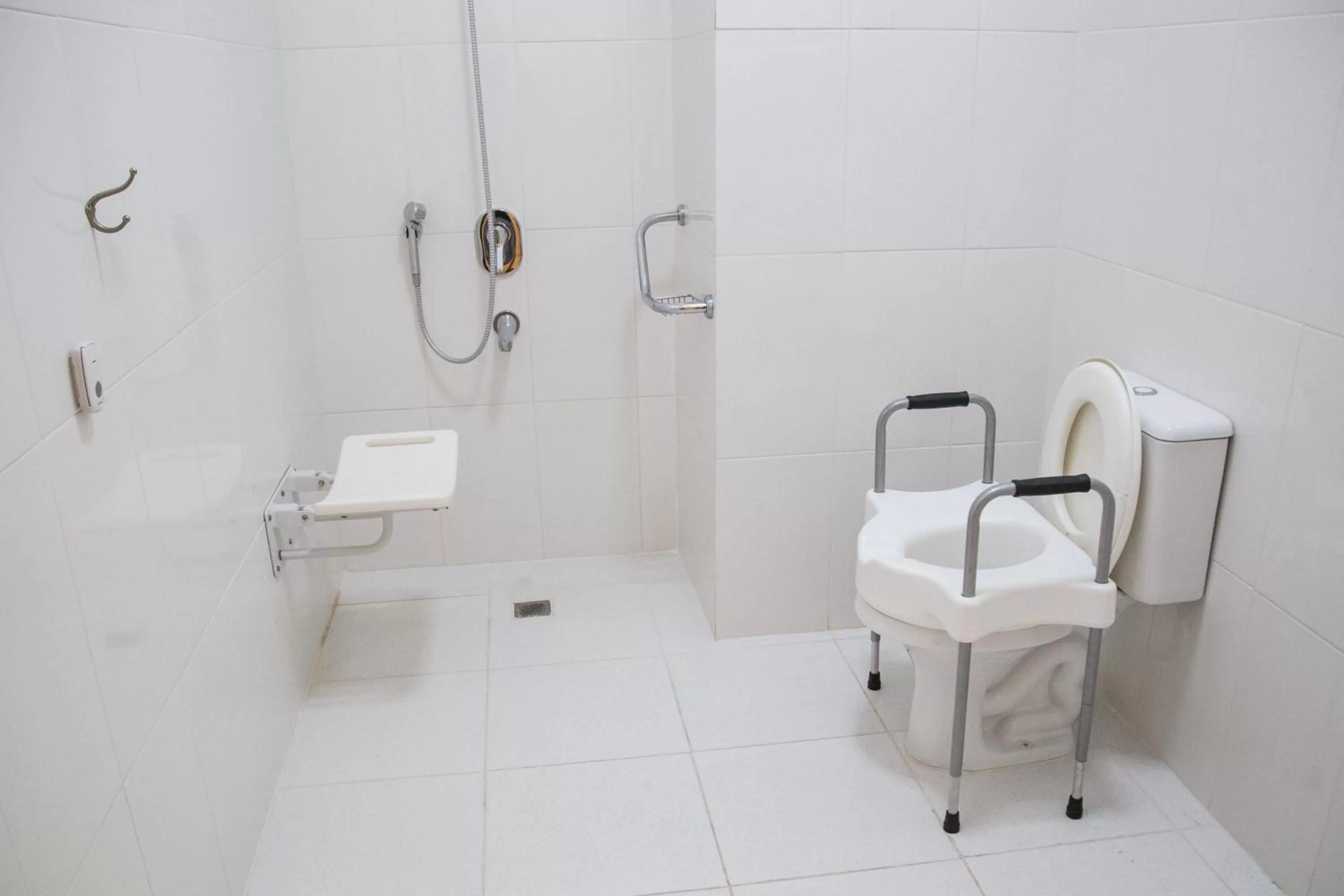 Shower in Asunción Gran Hotel