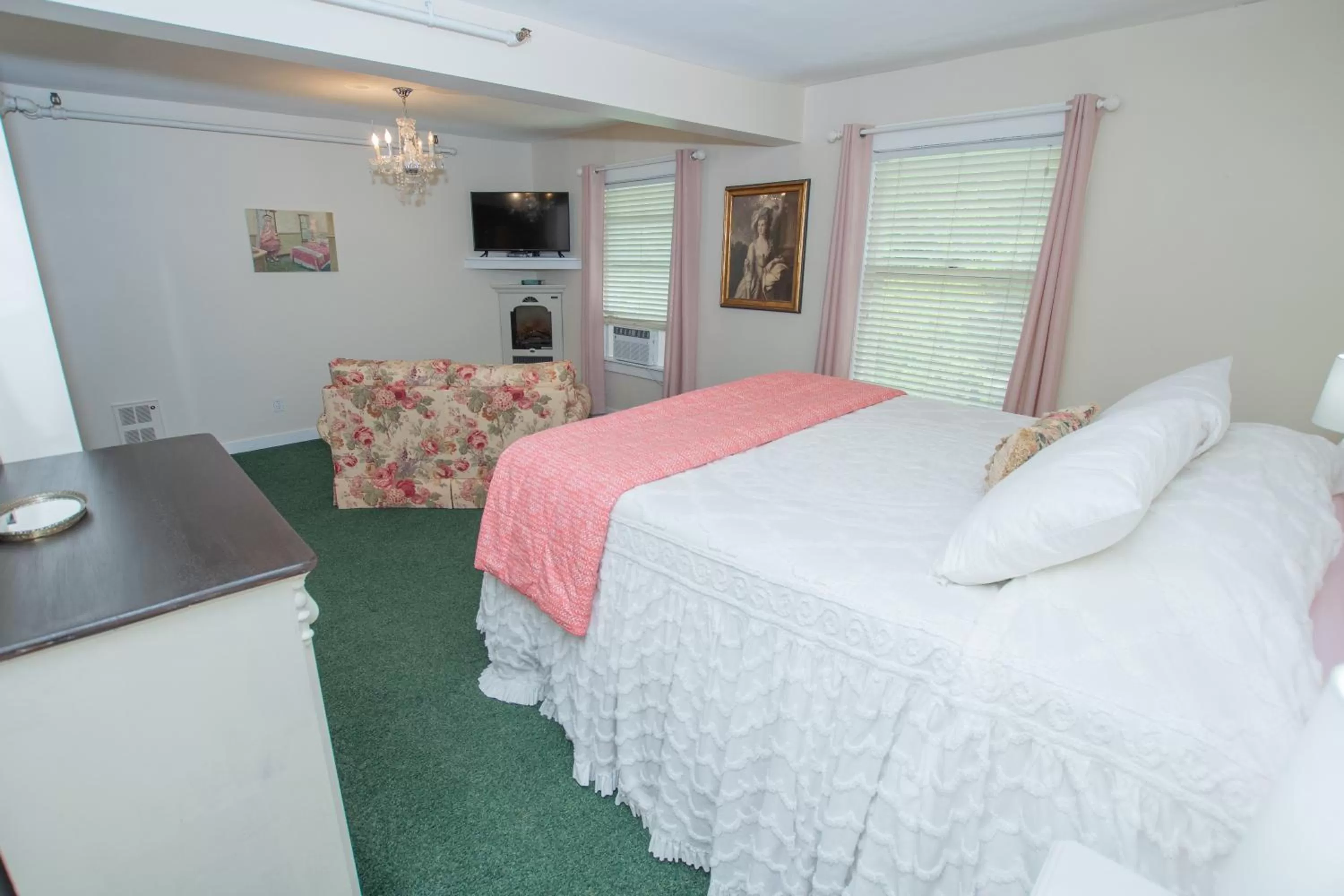 Bed in Terrace Inn and 1911 Restaurant