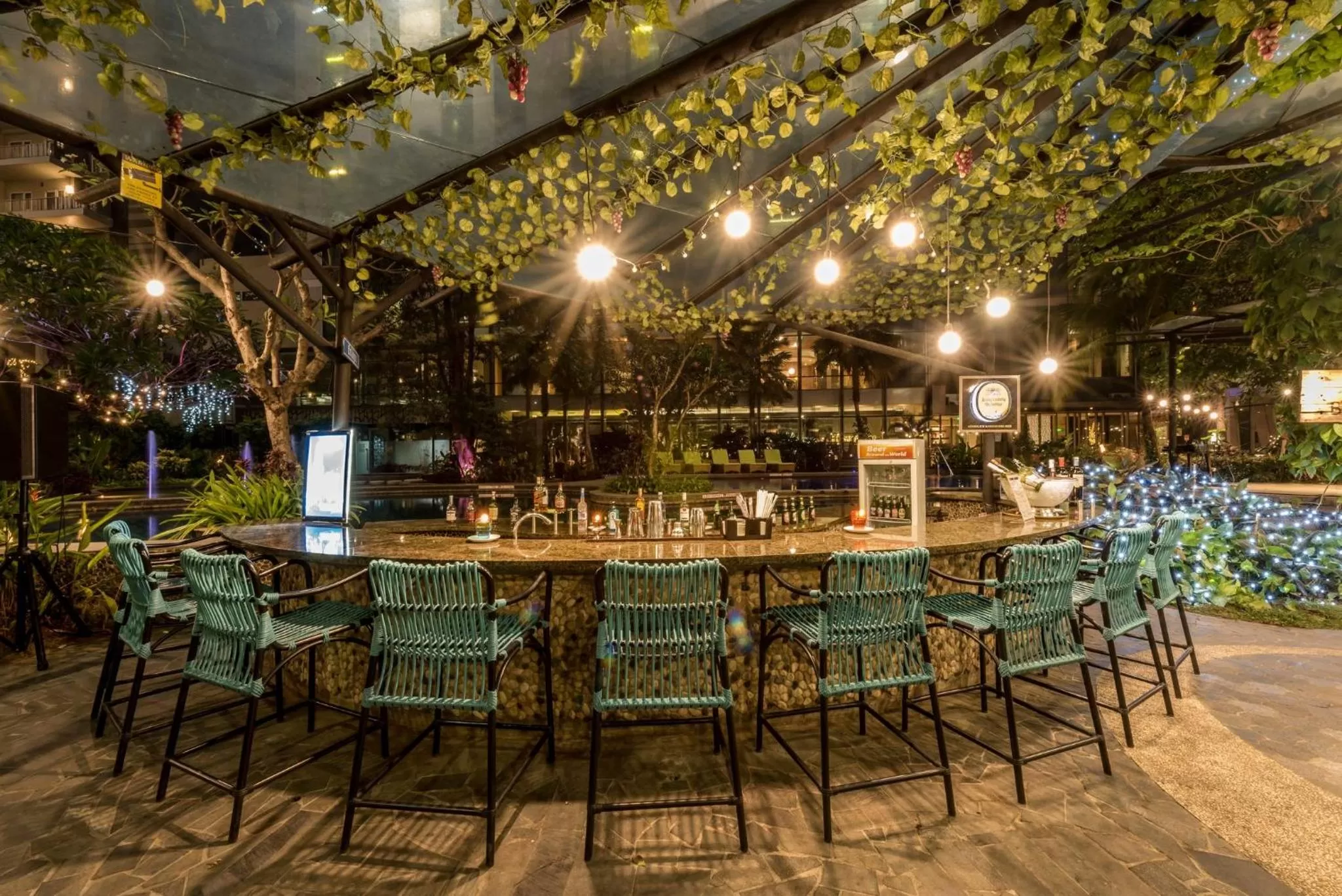 Lounge or bar in Holiday Inn Cikarang Jababeka by IHG