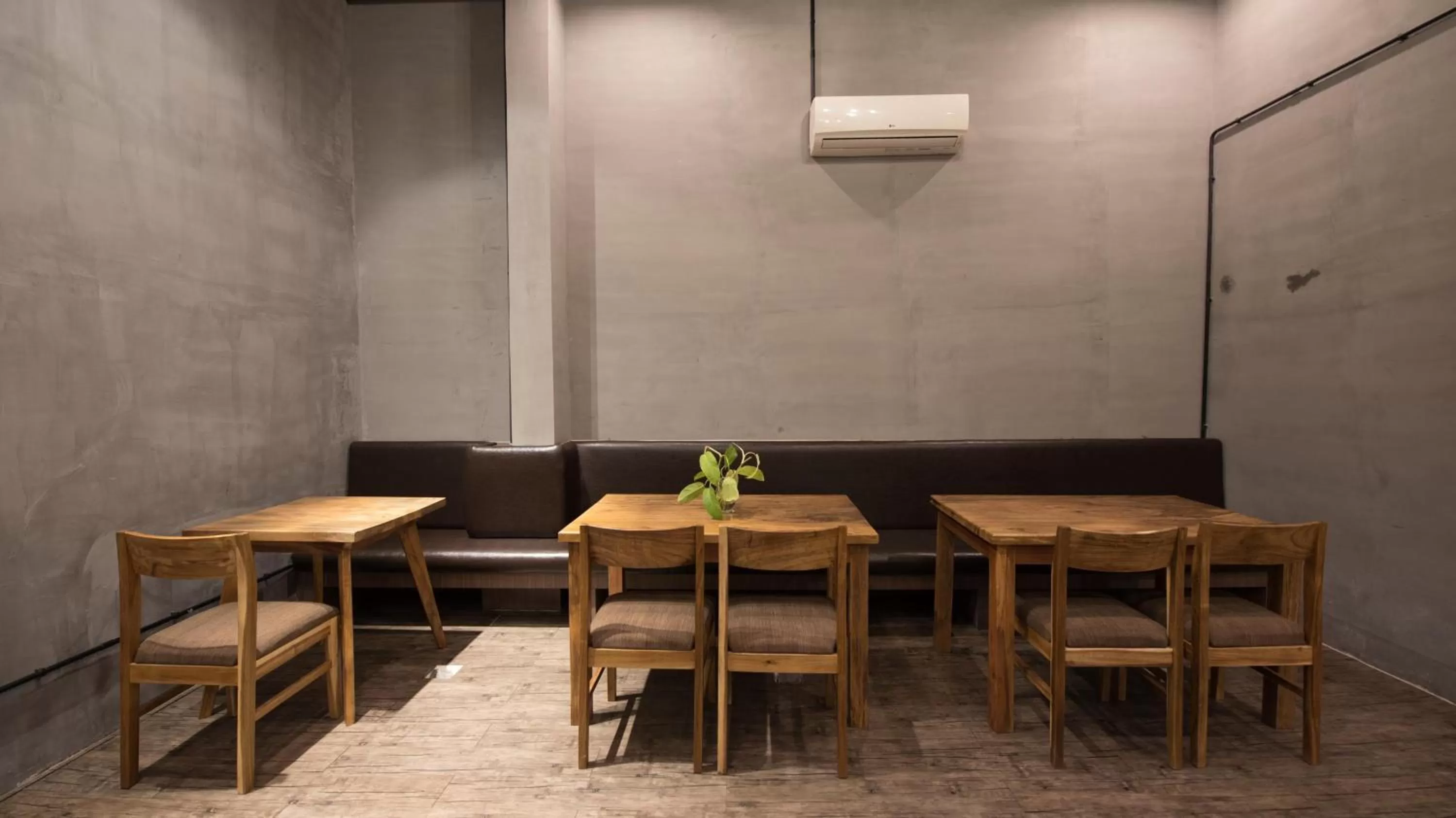 Restaurant/places to eat in Homesyn Hotel