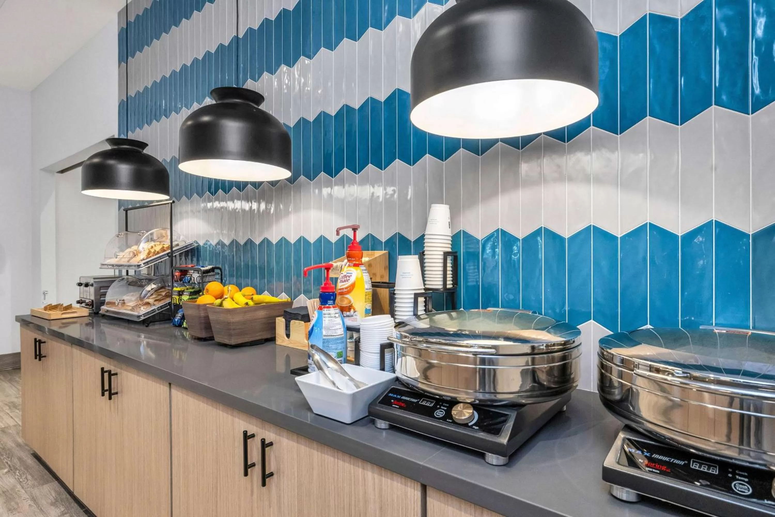 Restaurant/places to eat in La Quinta Inn & Suites by Wyndham San Jose Airport-Downtown