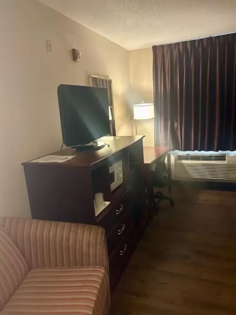 Bed in Baymont by Wyndham Battle Creek/I-94