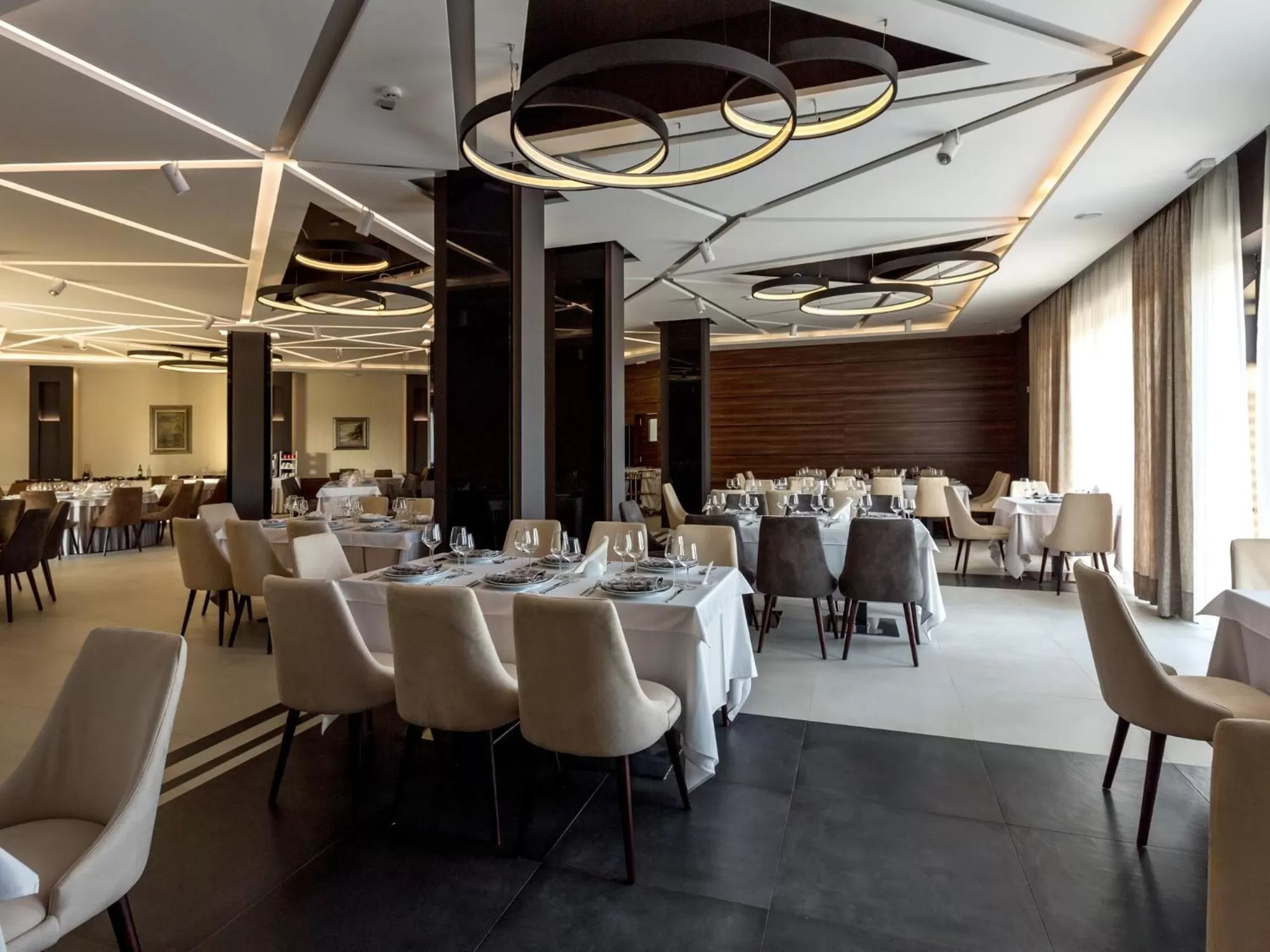 Restaurant/Places to Eat in Hotel Ideo Lux