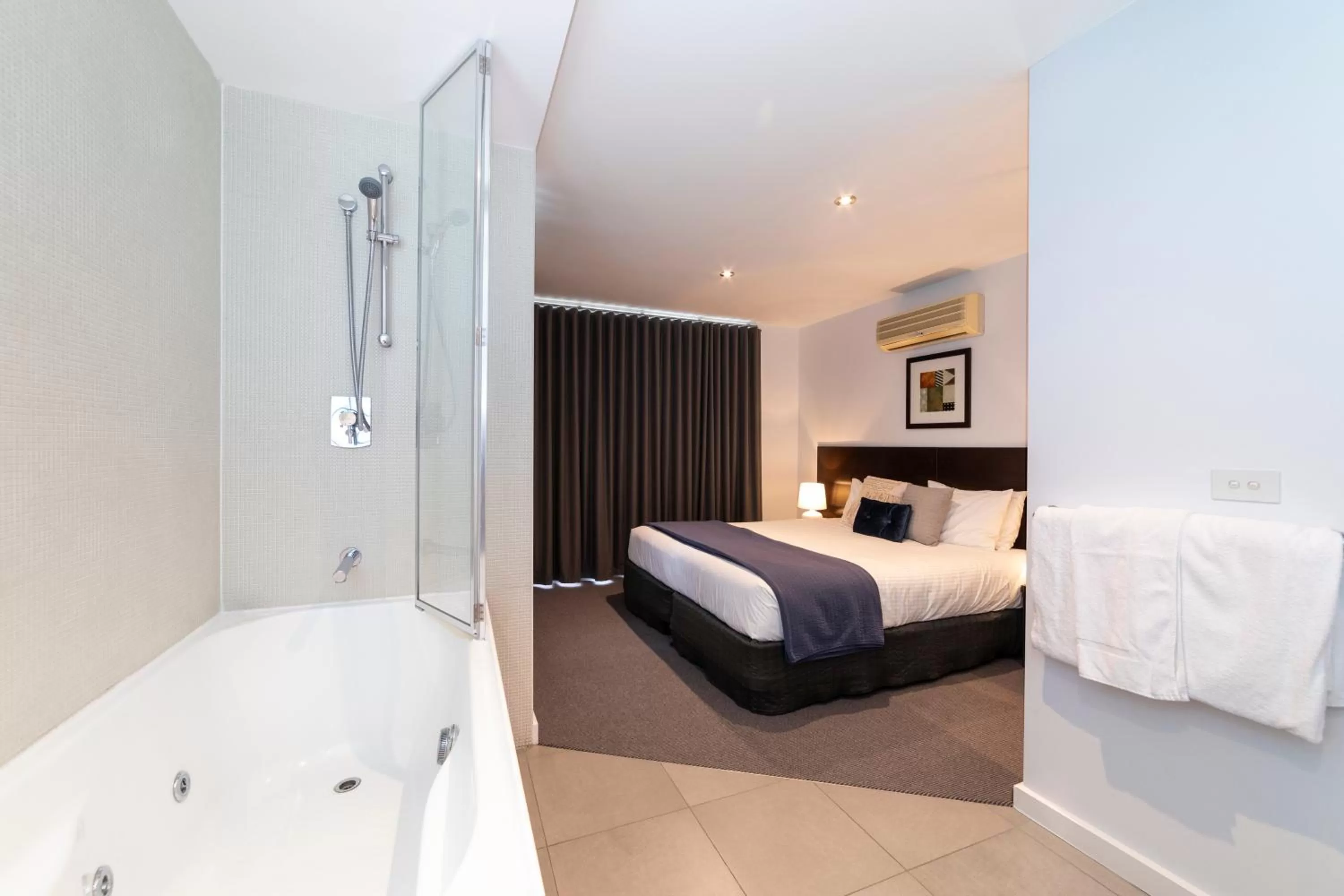 Bathroom, Bed in The Dolphin Apartments