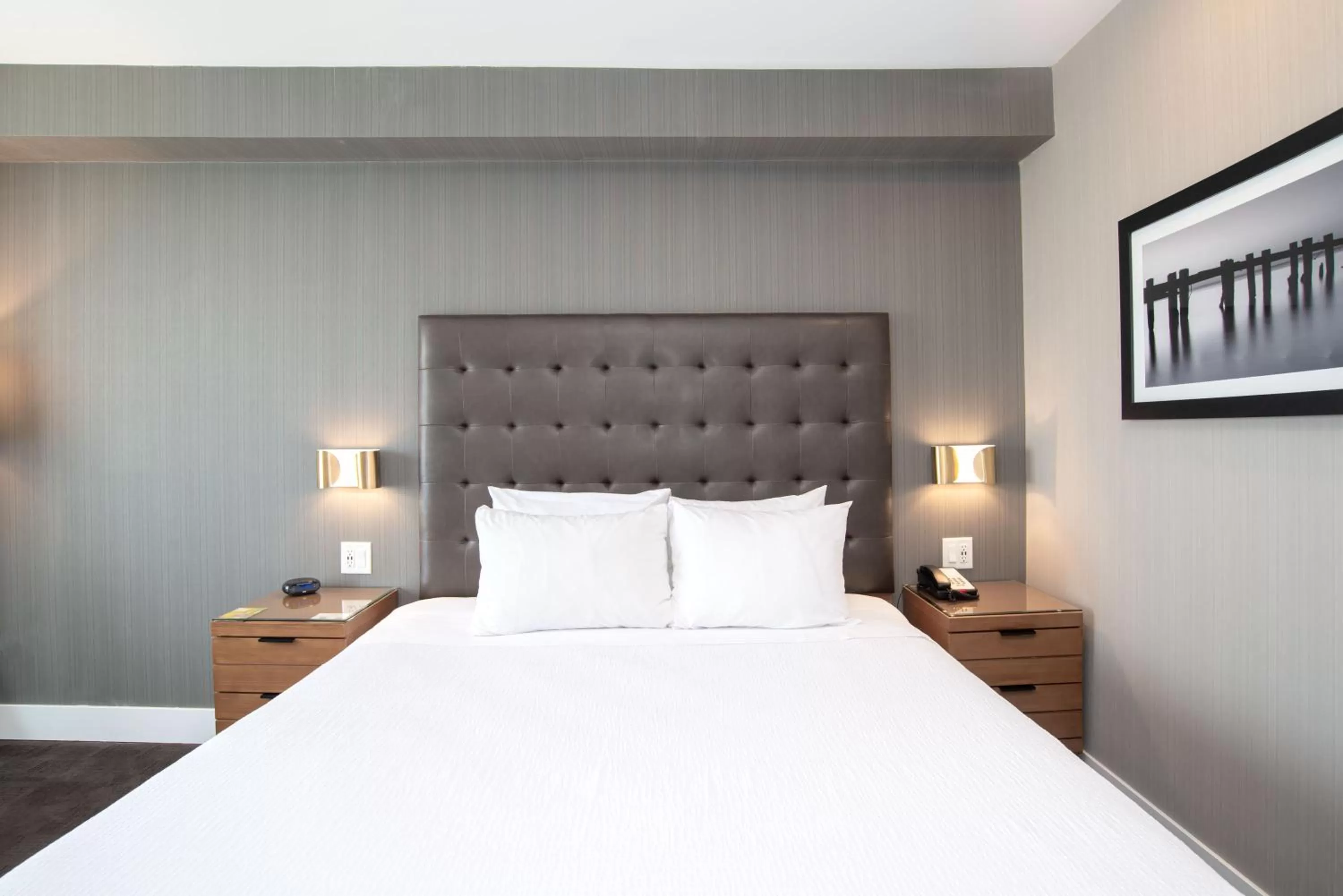 Photo of the whole room, Bed in Sandman Hotel Hamilton